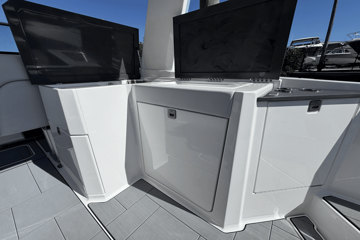 2024 Aviara AV32 Outboard Image Thumbnail #24
