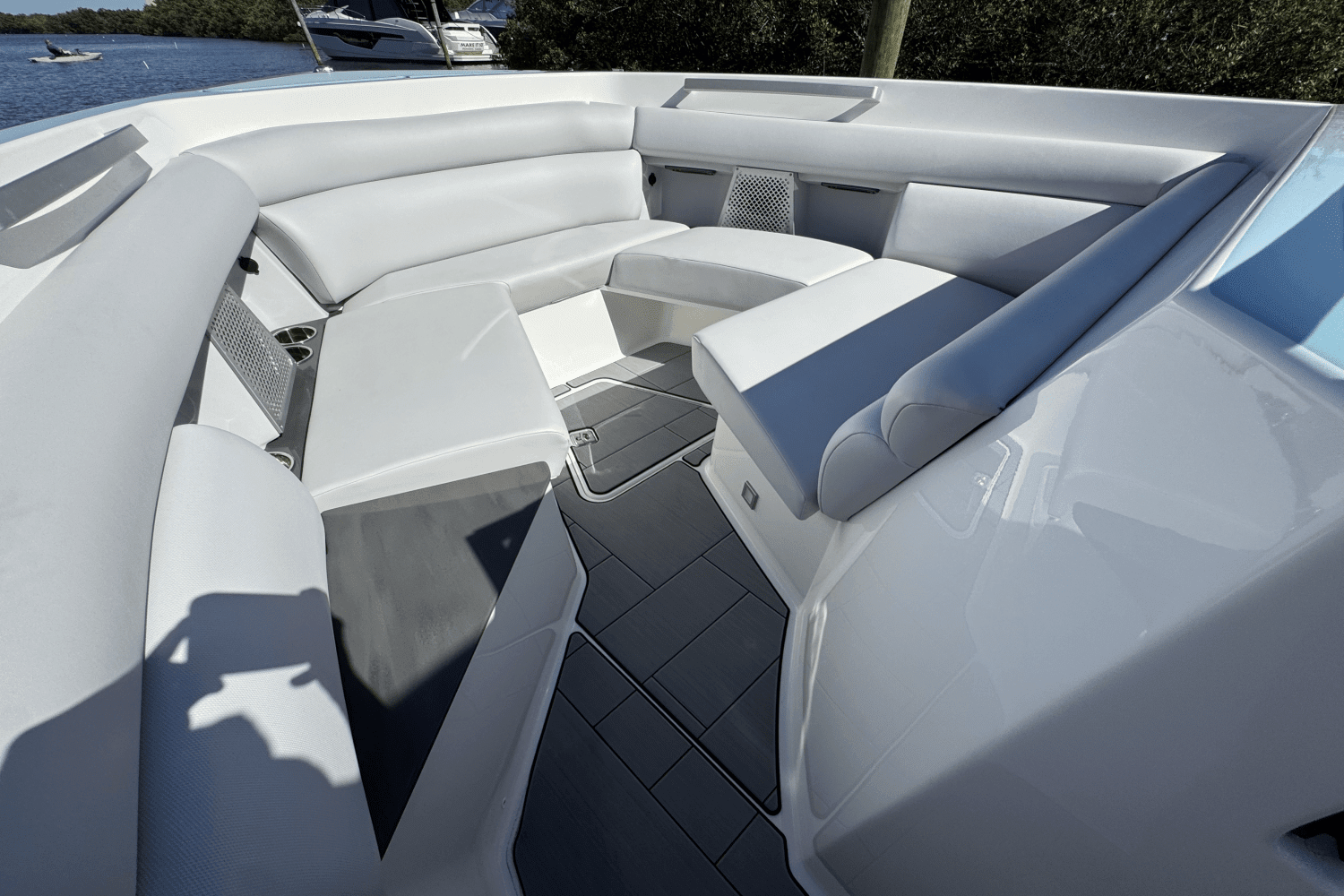 2024 Aviara AV32 Outboard Image Thumbnail #33