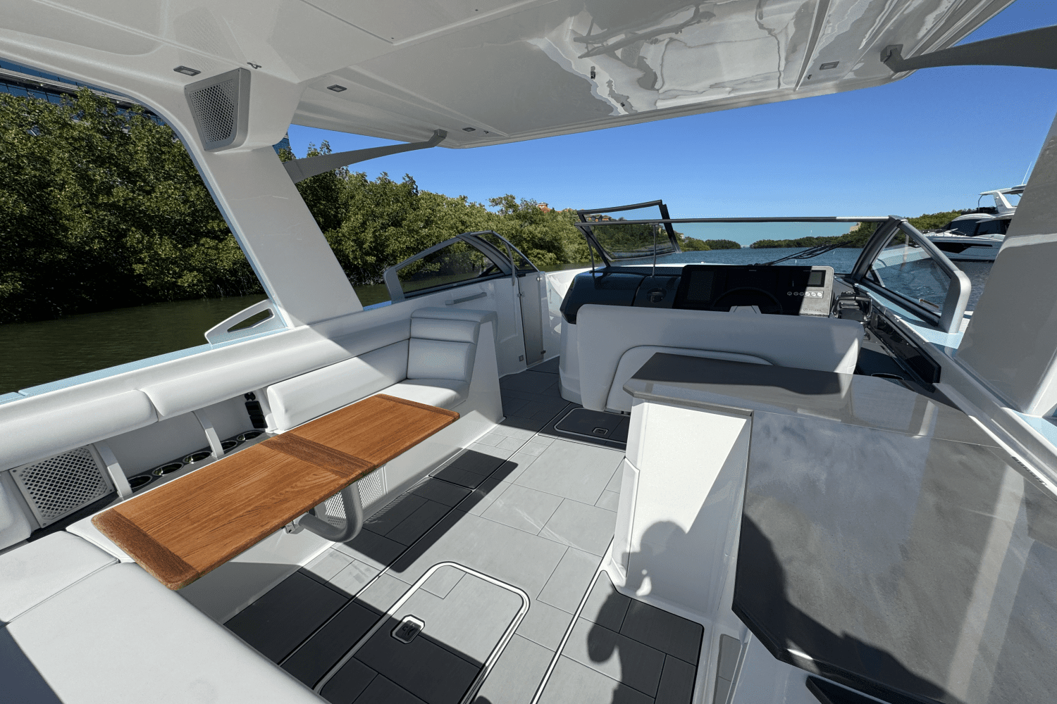 2024 Aviara AV32 Outboard Image Thumbnail #21