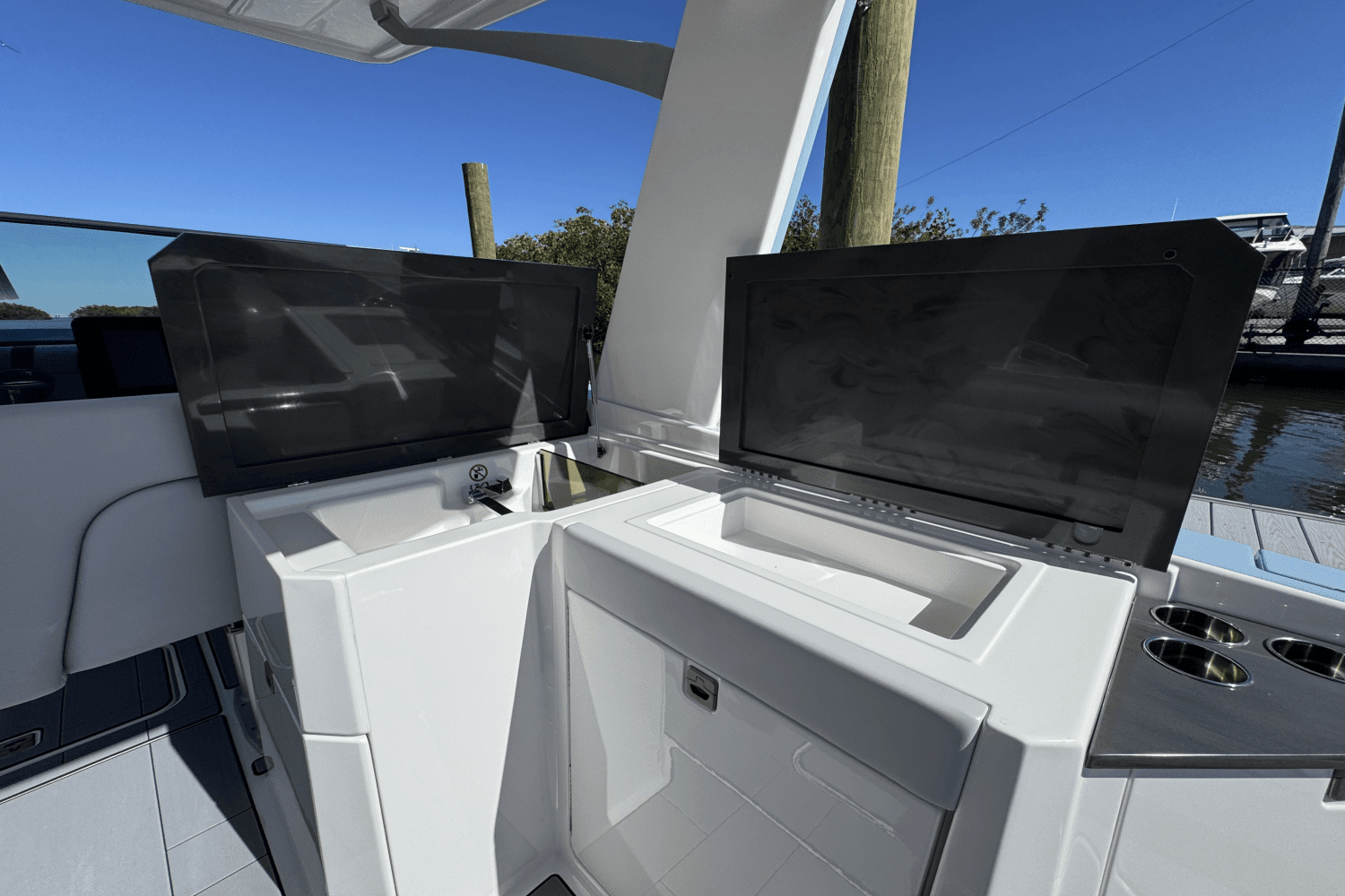 2024 Aviara AV32 Outboard Image Thumbnail #23