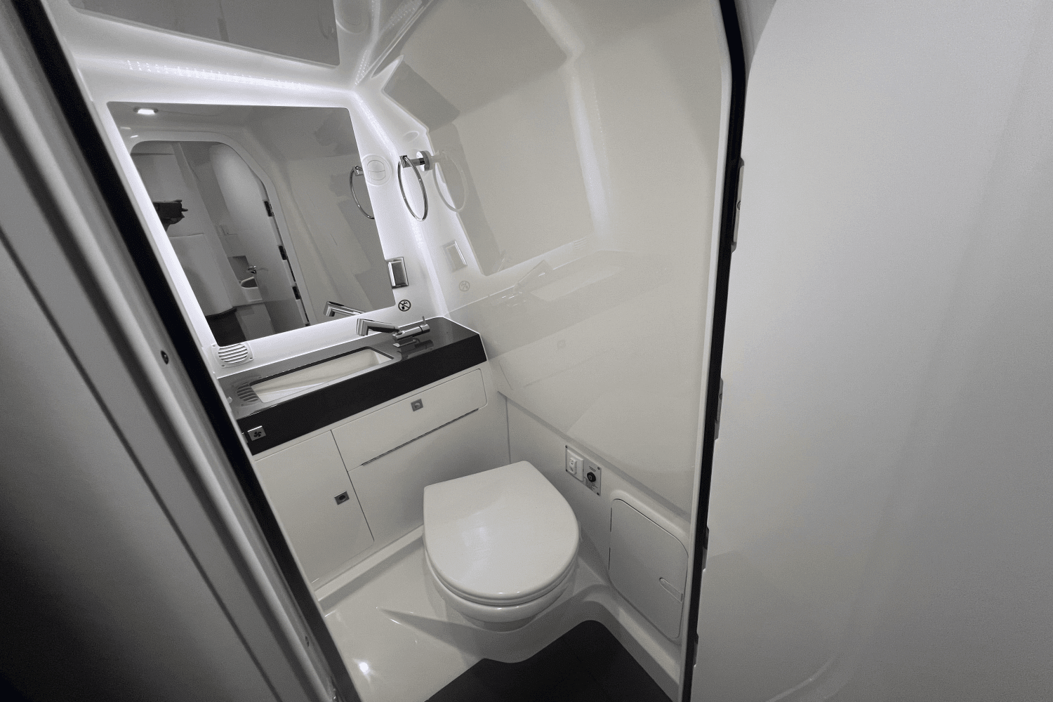 2024 Aviara AV36 Outboard Image Thumbnail #38