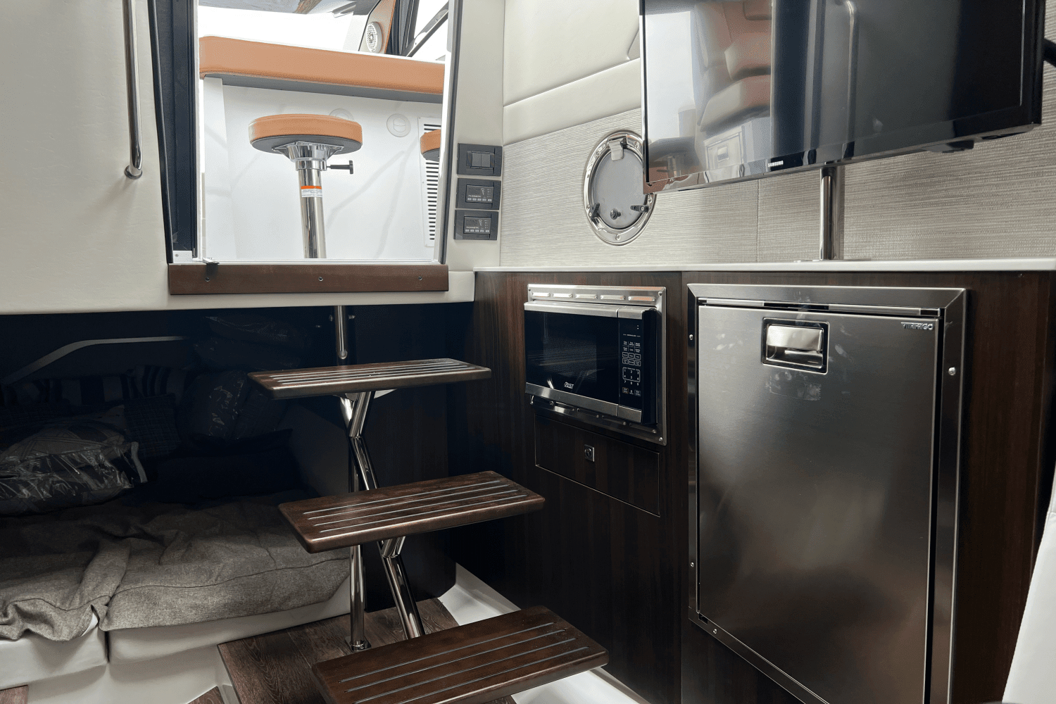 2025 Cruisers Yachts 42 GLS Outboard Image Thumbnail #31