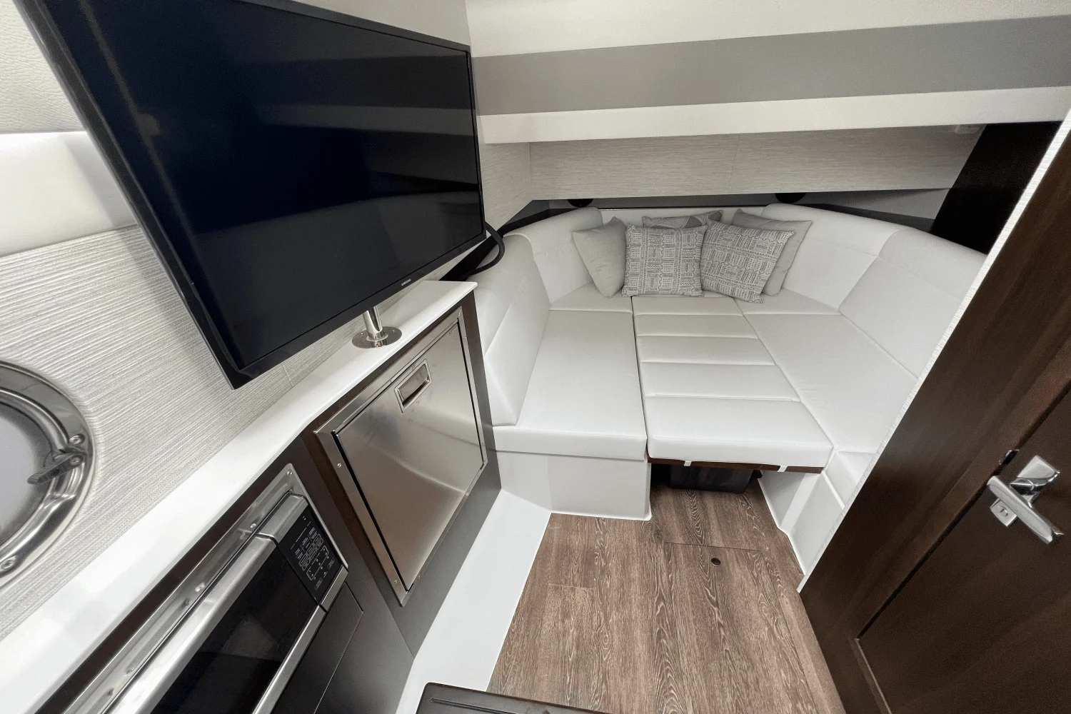 2025 Cruisers Yachts 42 GLS Outboard Image Thumbnail #41