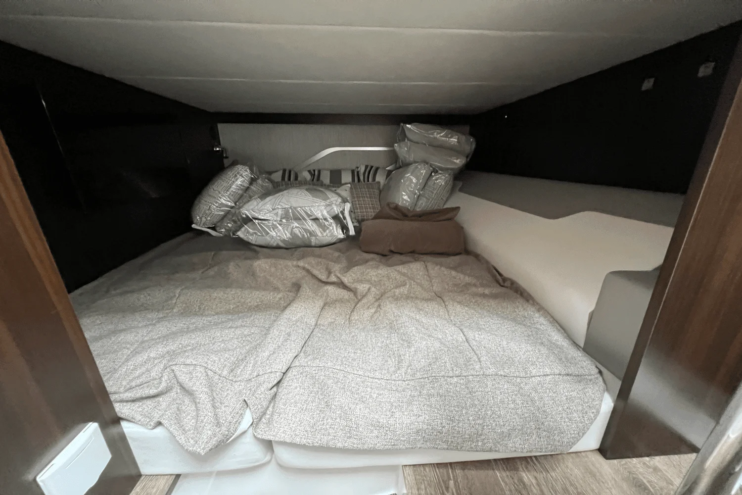 2025 Cruisers Yachts 42 GLS Outboard Image Thumbnail #44