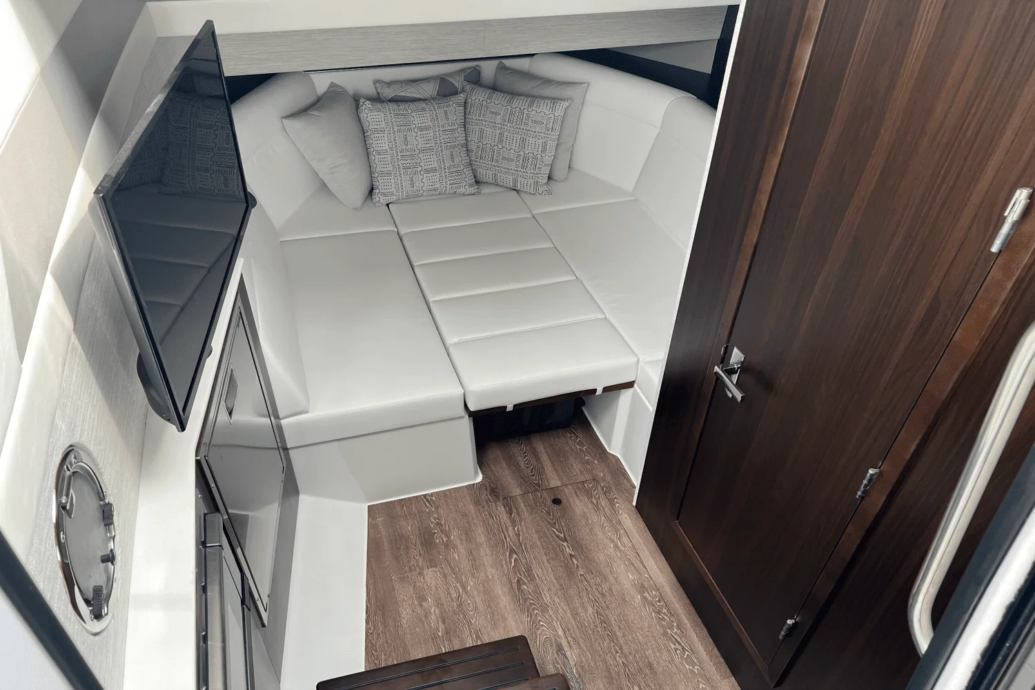 2025 Cruisers Yachts 42 GLS Outboard Image Thumbnail #42