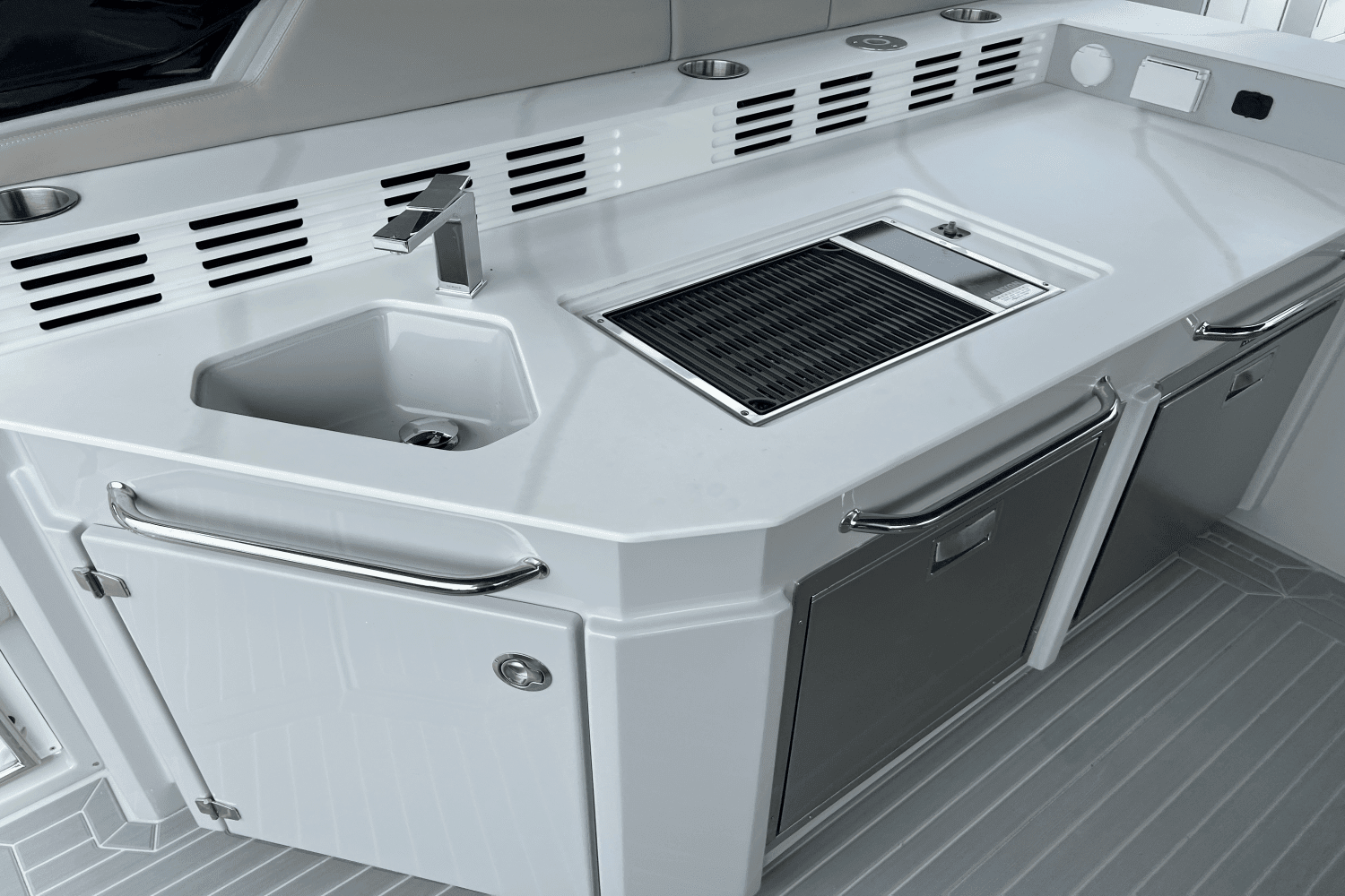 2025 Cruisers Yachts 42 GLS Outboard Image Thumbnail #17