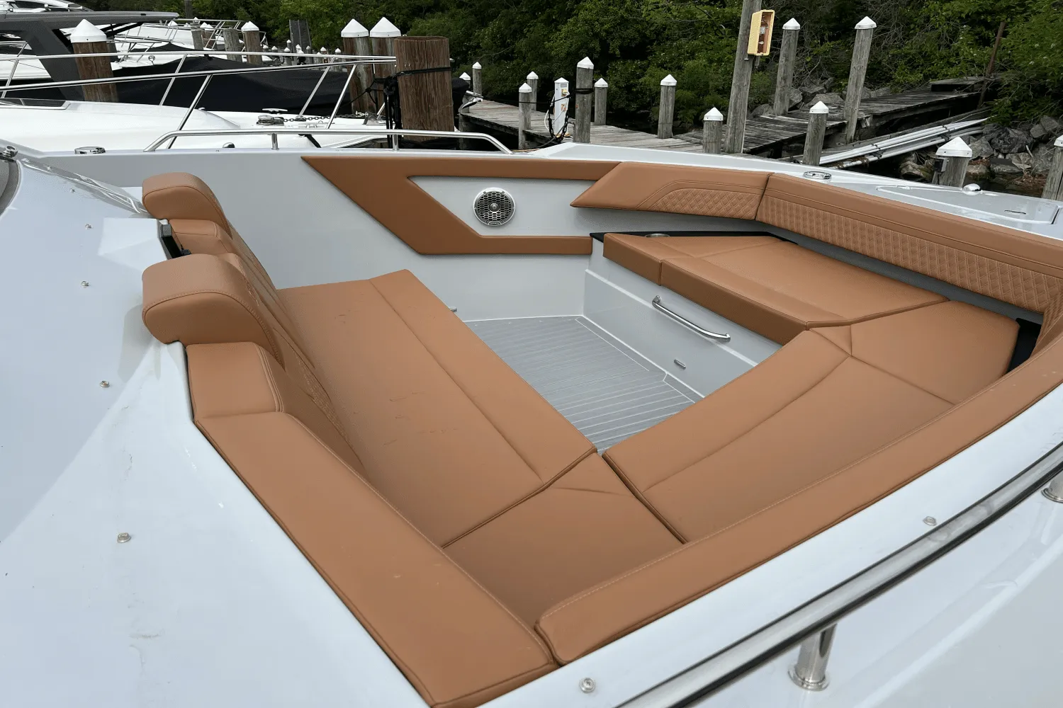 2025 Cruisers Yachts 42 GLS Outboard Image Thumbnail #38