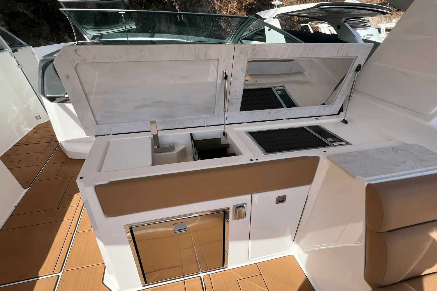2025 Aviara AV40 Outboard Image Thumbnail #12