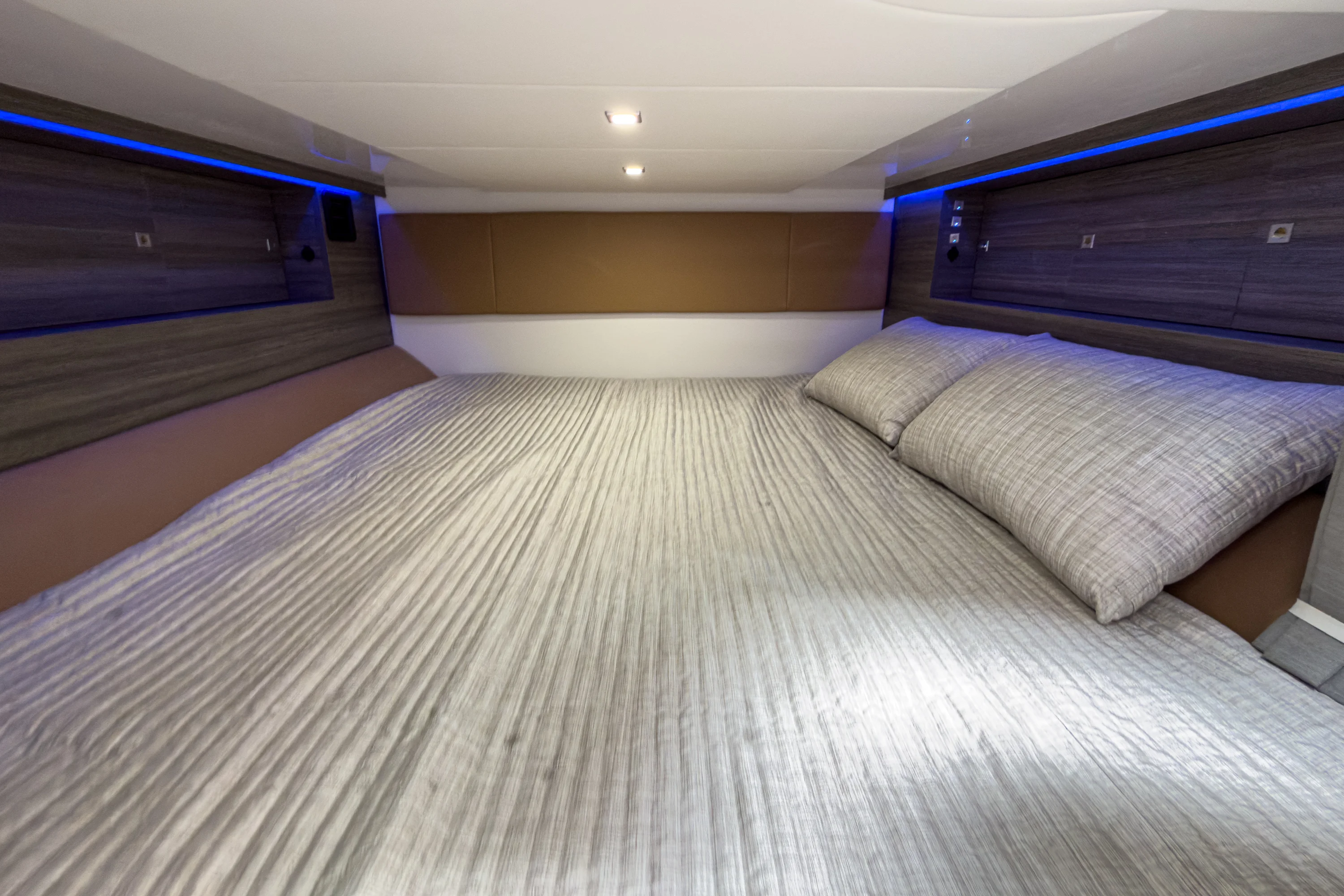 2025 Aviara AV40 Outboard Image Thumbnail #26