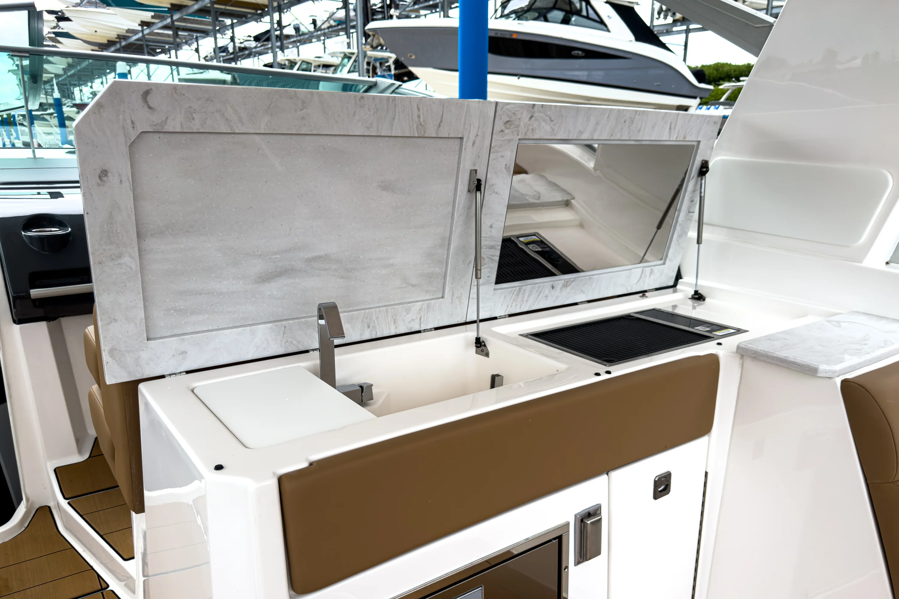 2025 Aviara AV40 Outboard Image Thumbnail #13