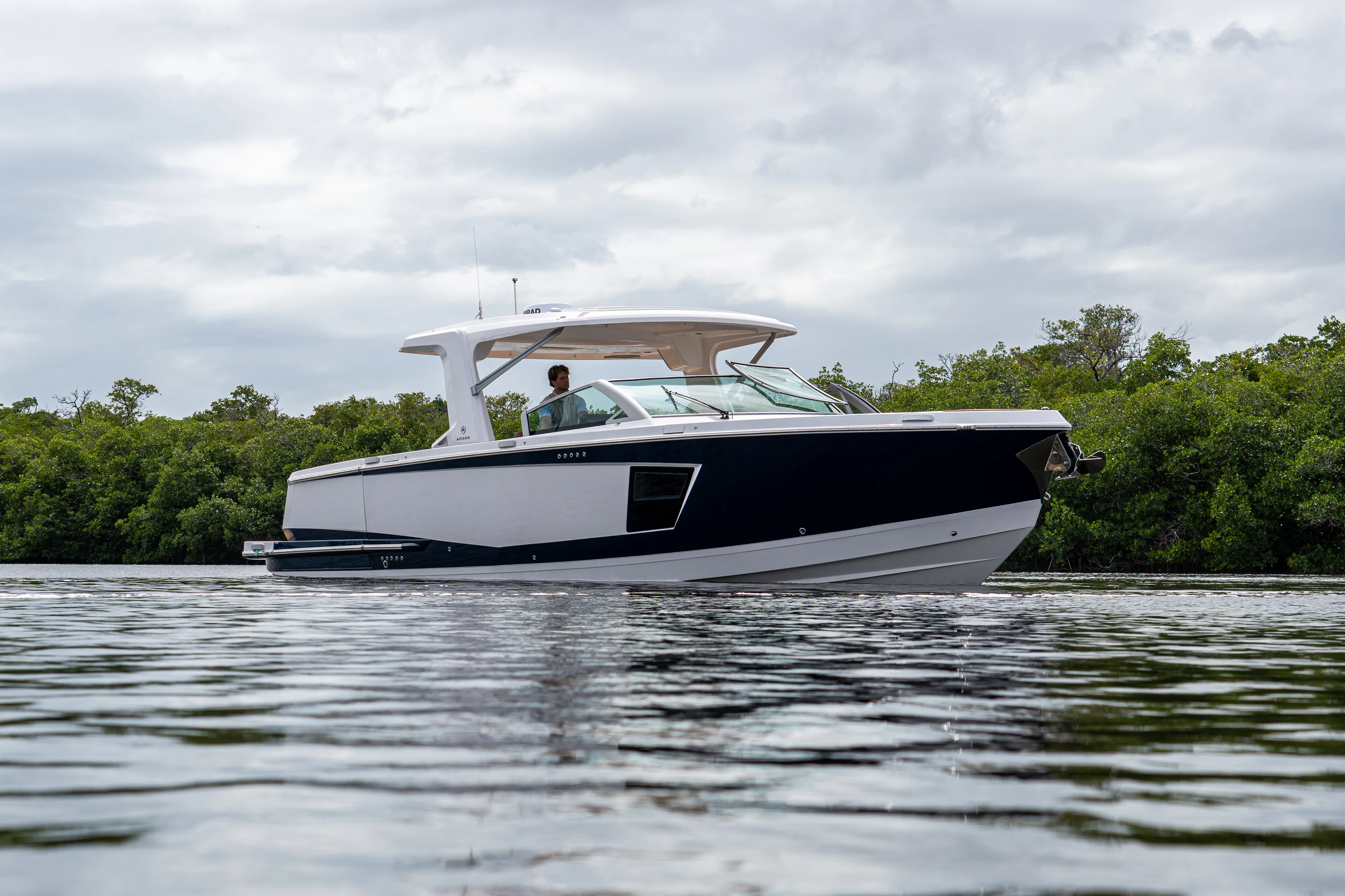 2025 Aviara AV40 Outboard Image Thumbnail #41