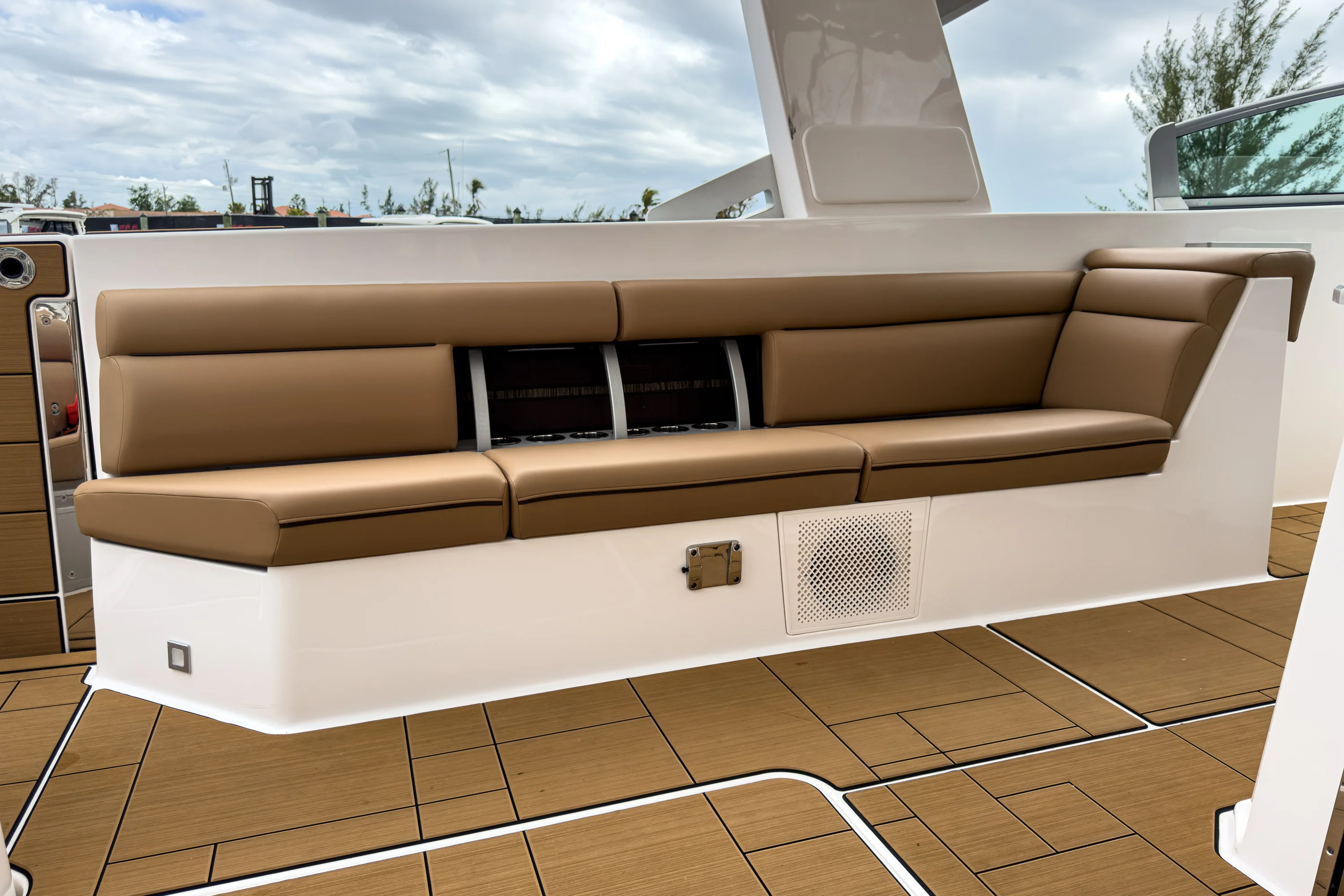 2025 Aviara AV40 Outboard Image Thumbnail #11