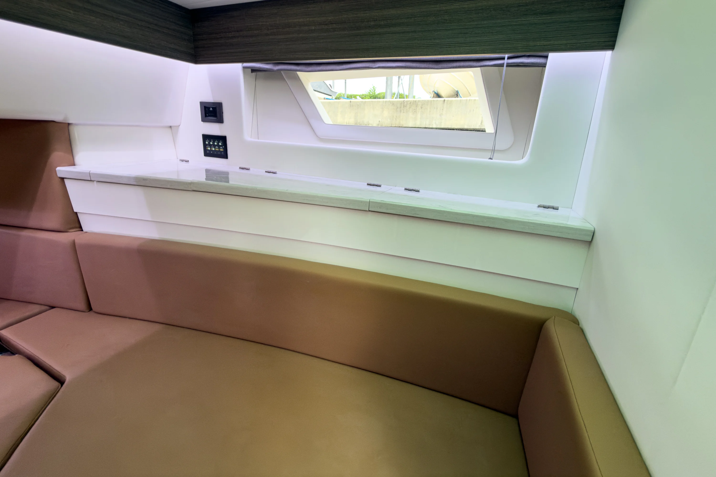 2025 Aviara AV40 Outboard Image Thumbnail #22