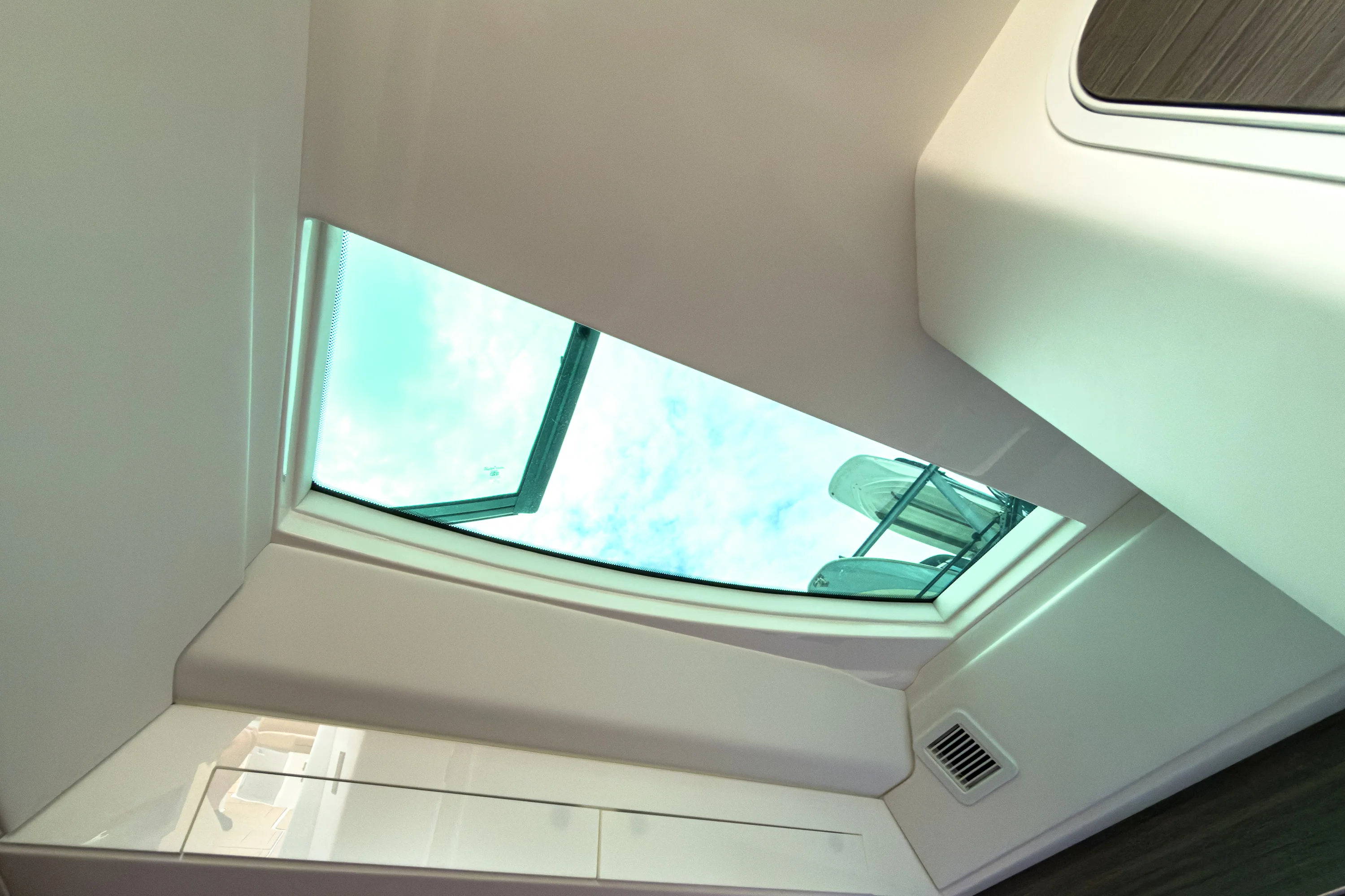 2025 Aviara AV40 Outboard Image Thumbnail #25