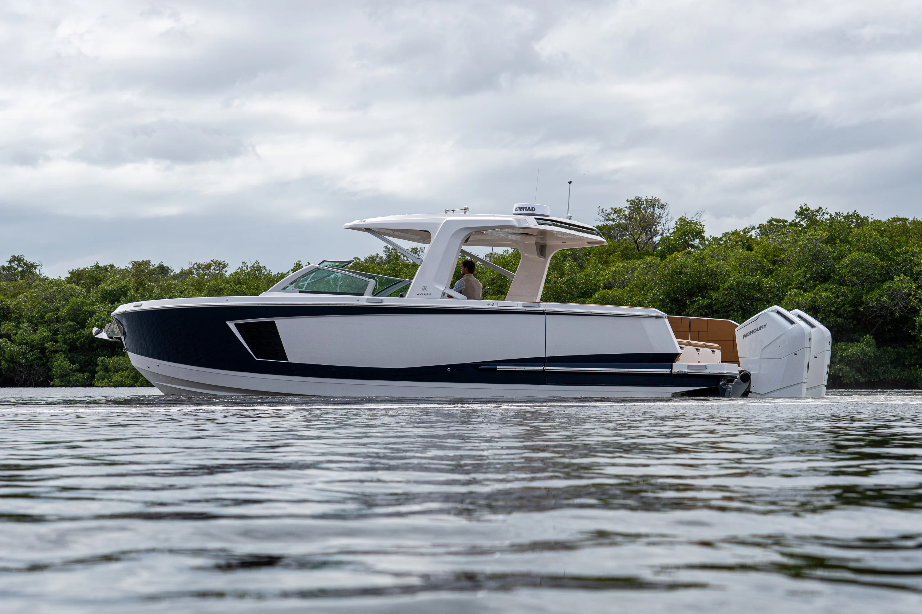 2025 Aviara AV40 Outboard Image Thumbnail #1