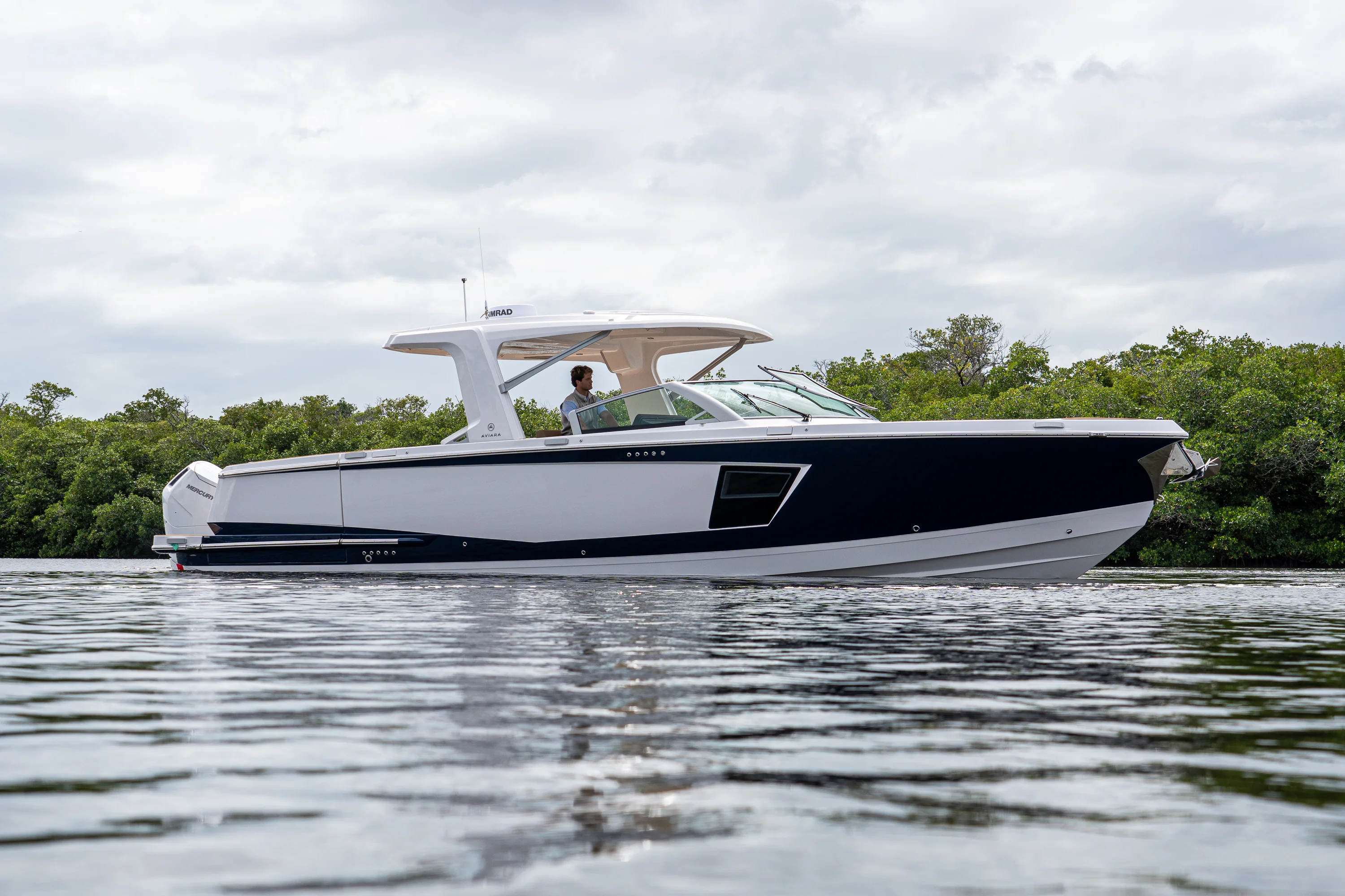 2025 Aviara AV40 Outboard