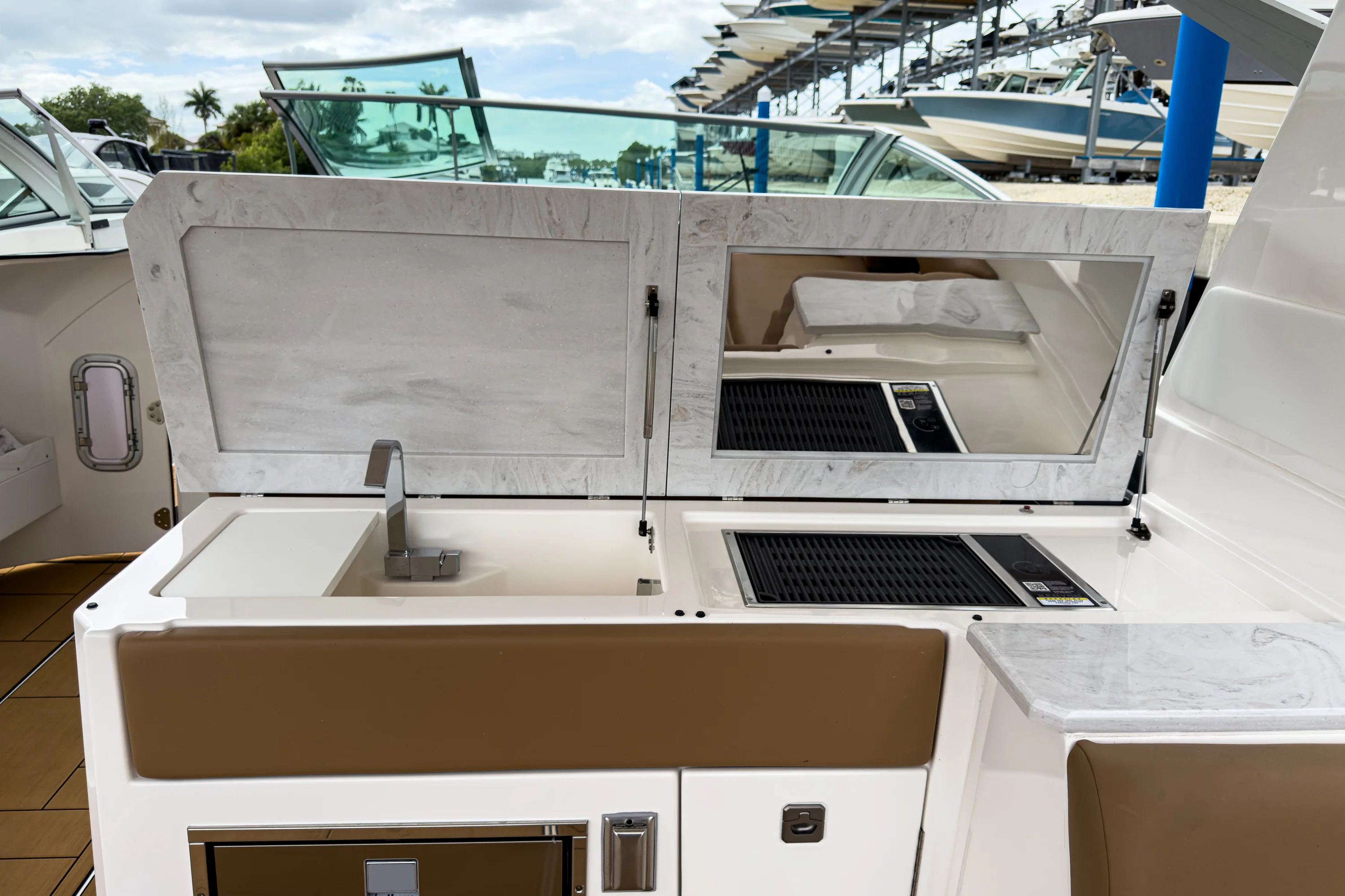 2025 Aviara AV40 Outboard Image Thumbnail #14