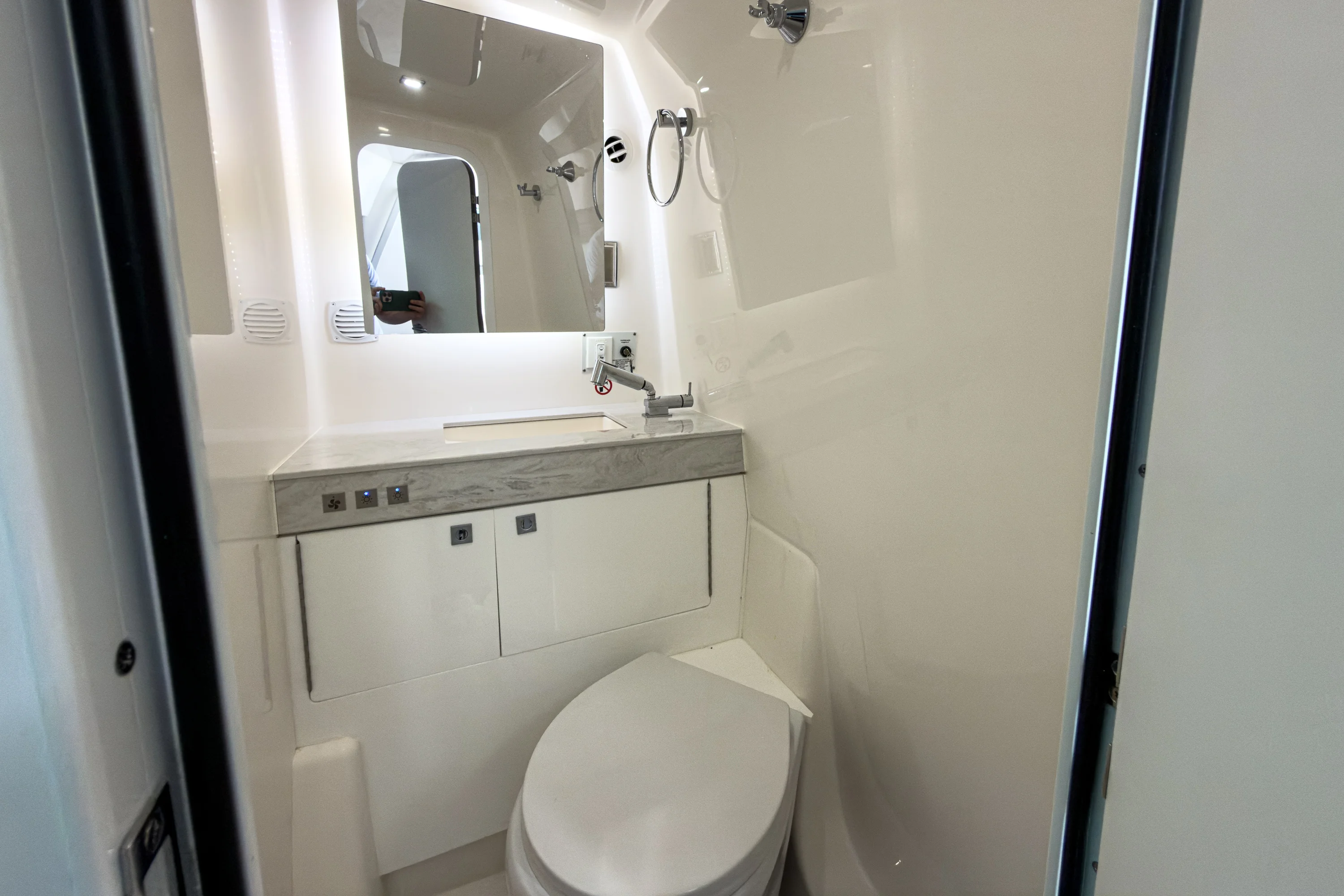 2025 Aviara AV40 Outboard Image Thumbnail #24