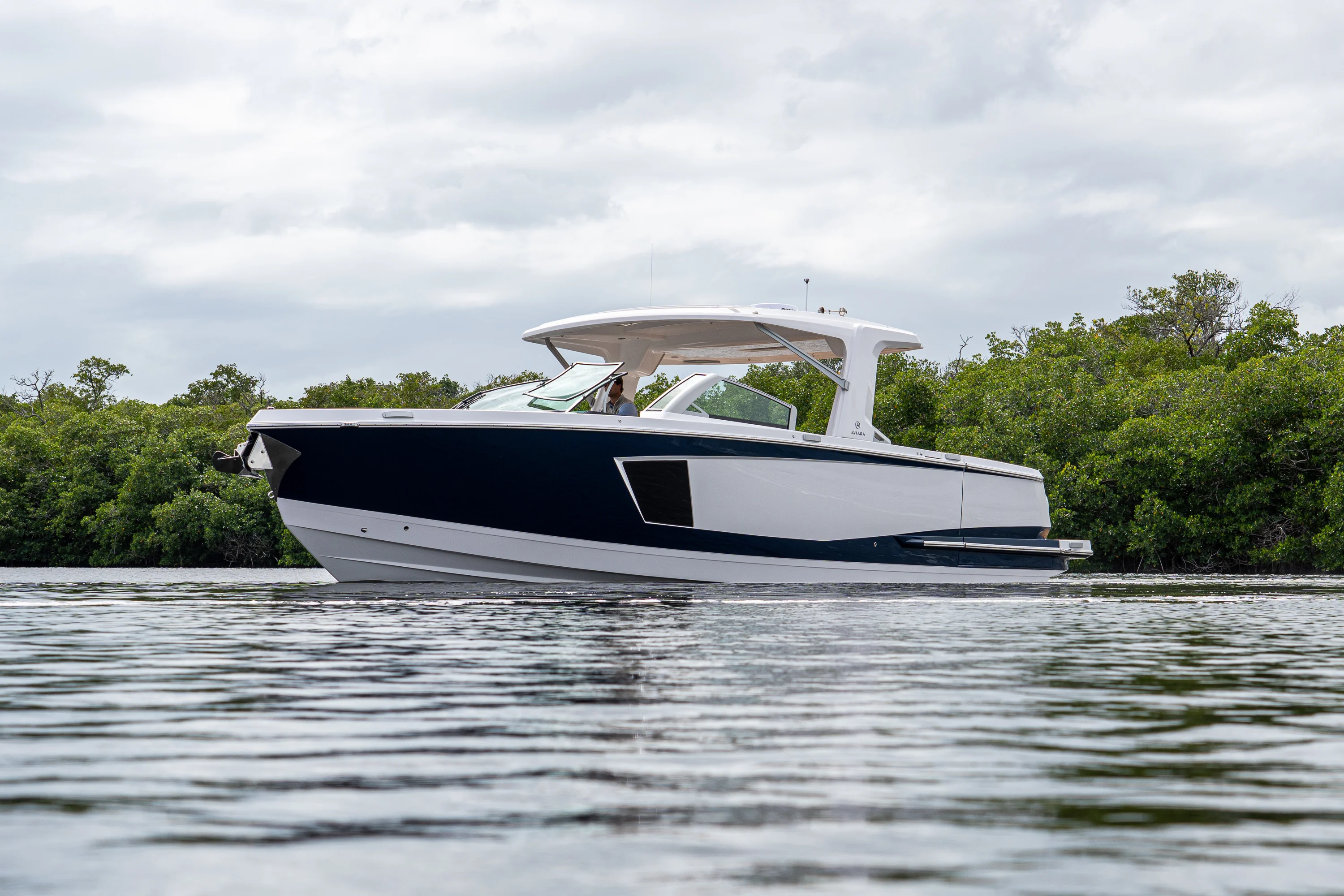 2025 Aviara AV40 Outboard Image Thumbnail #2