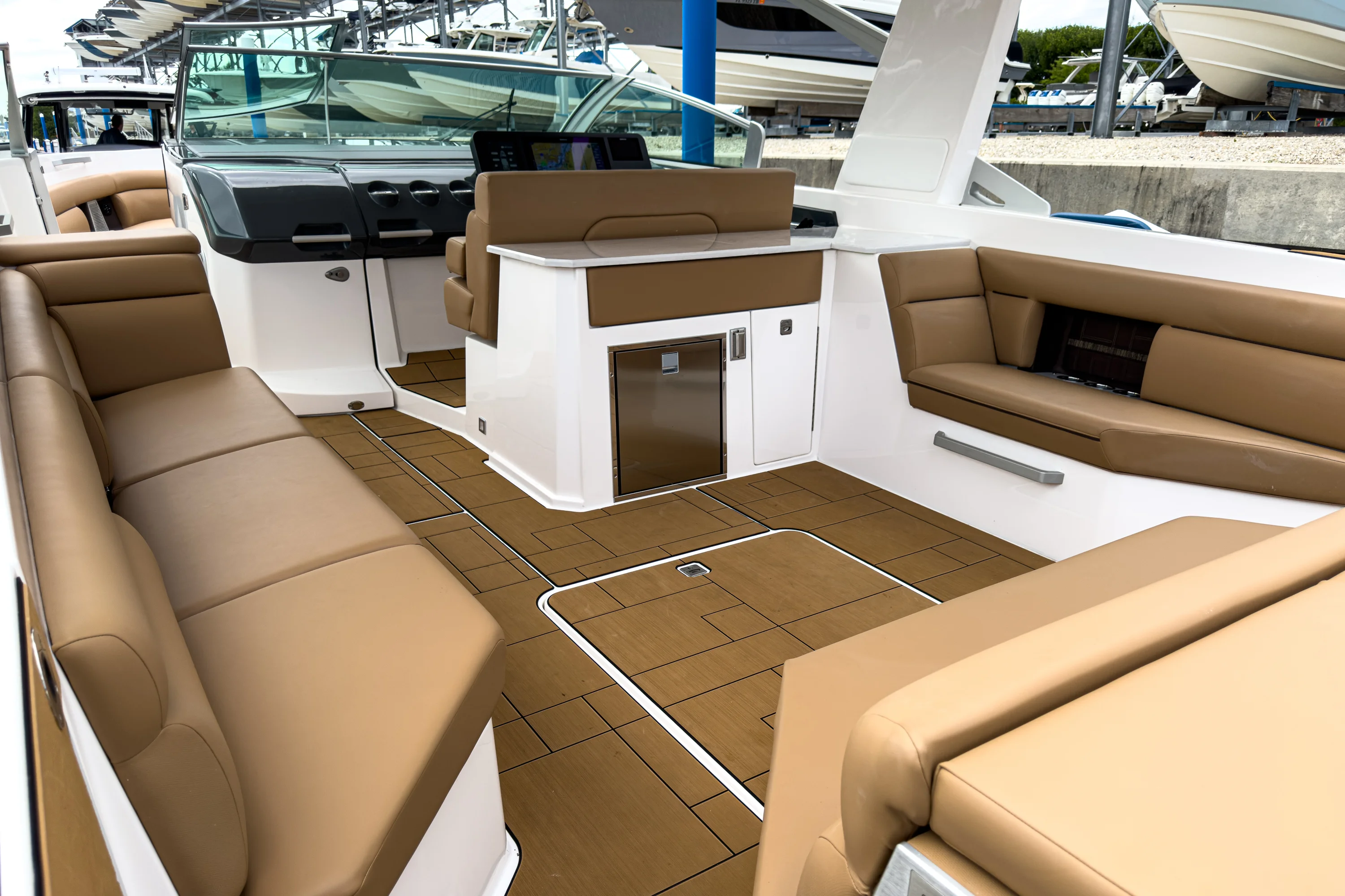 2025 Aviara AV40 Outboard Image Thumbnail #9