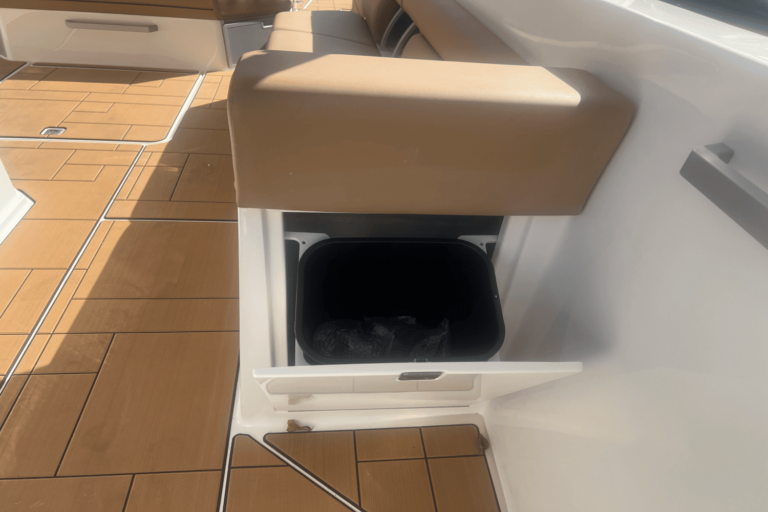 2025 Aviara AV40 Outboard Image Thumbnail #16