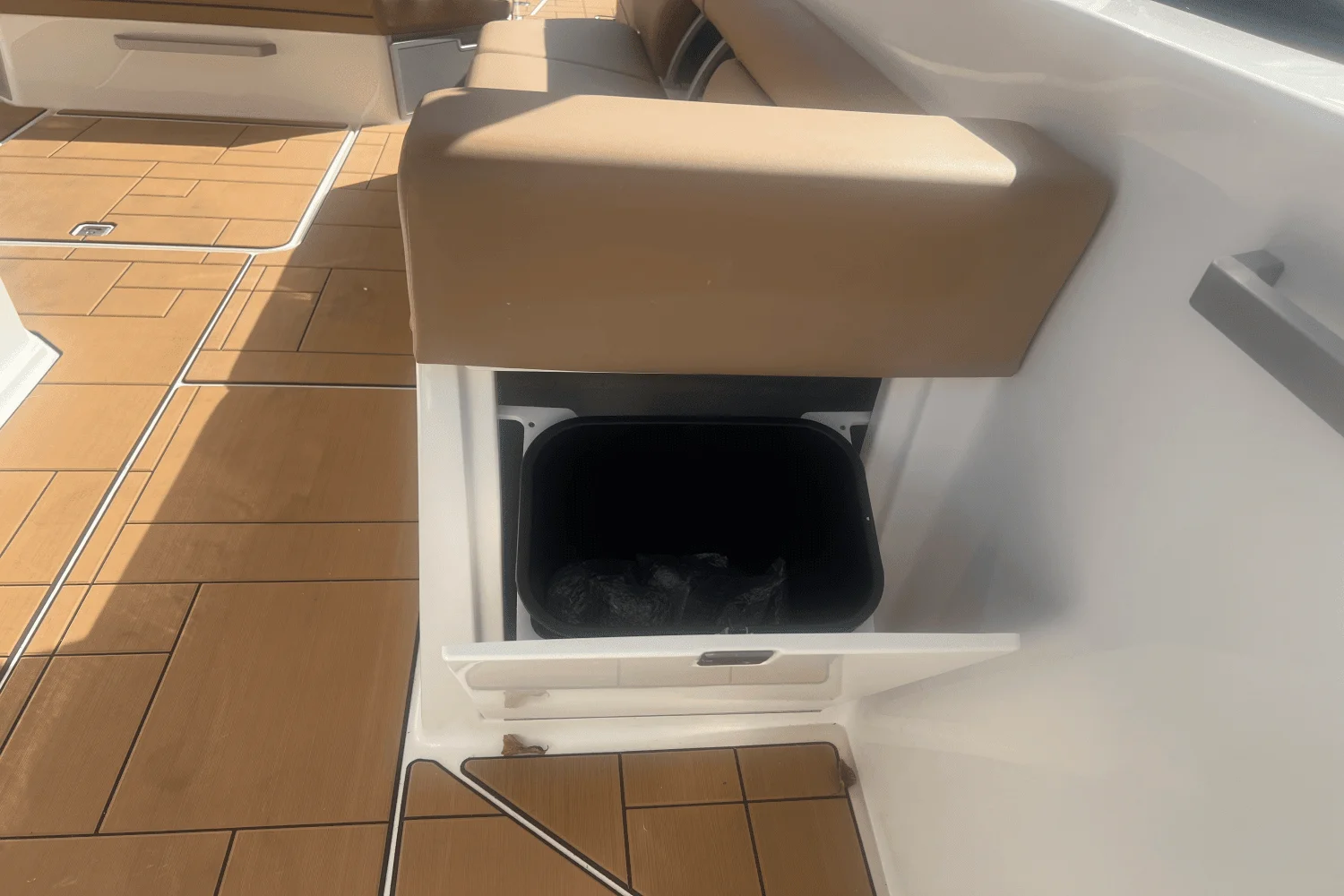 2025 Aviara AV40 Outboard Image Thumbnail #16