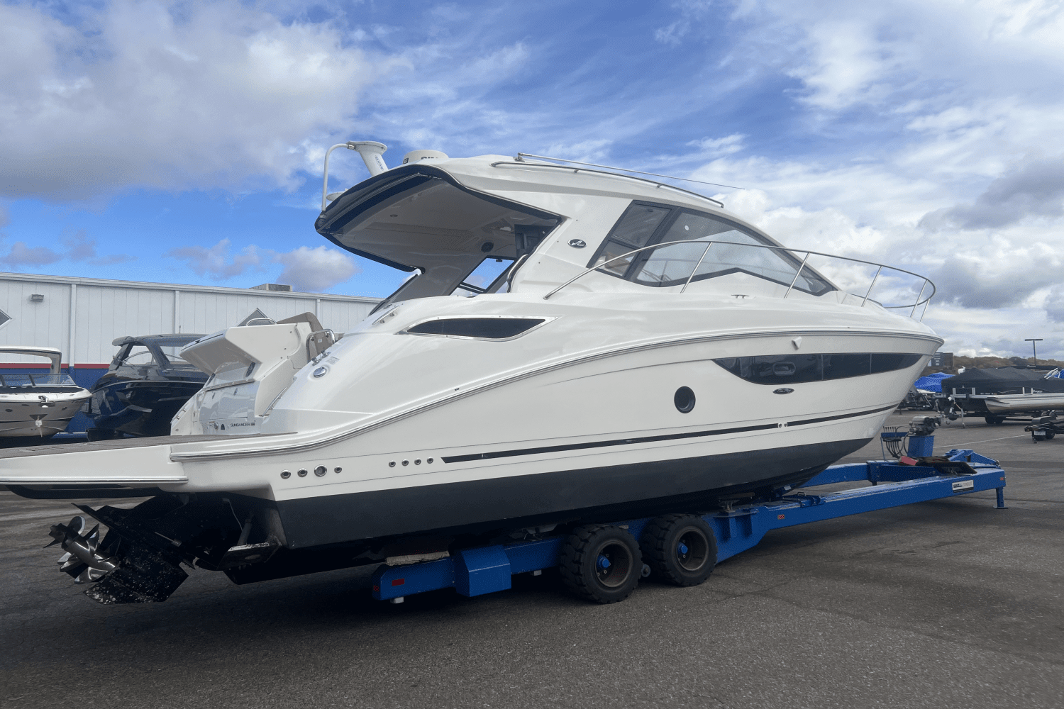 Thumbnail 4 for 2018 Sea Ray Sundancer 350 Coupe