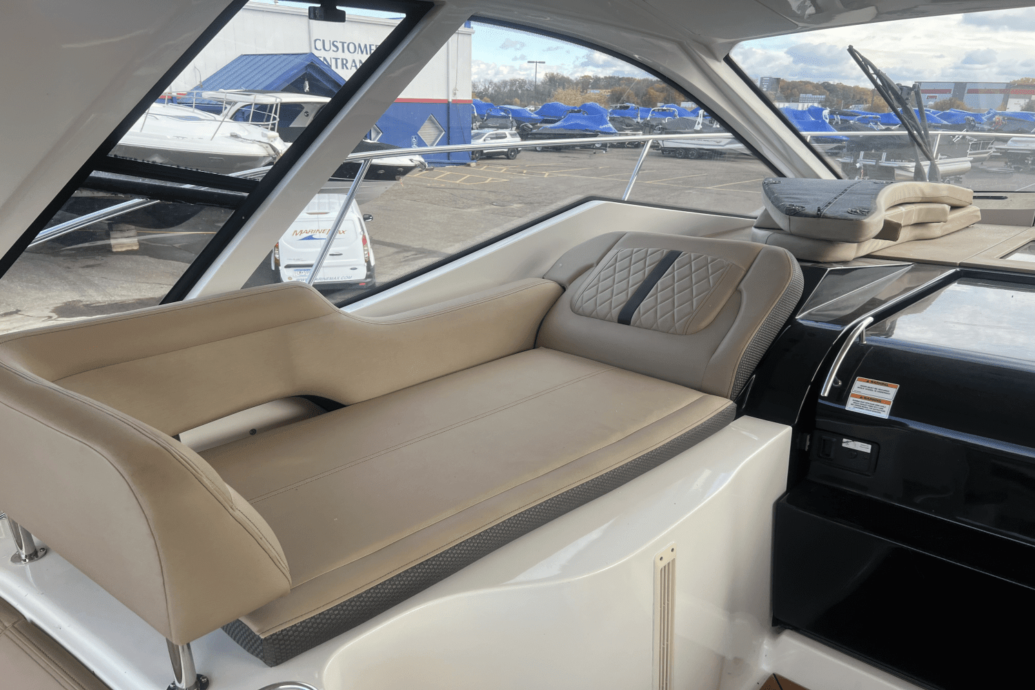 2018 Sea Ray Sundancer 350 Coupe Image Thumbnail #11