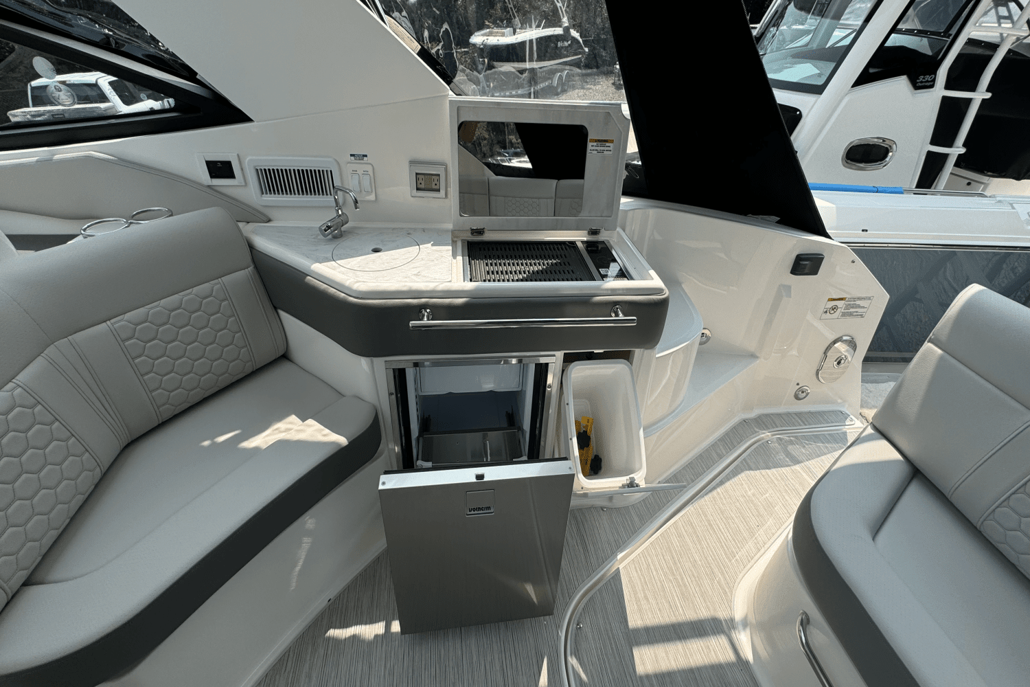 2024 Sea Ray Sundancer 320 Outboard Image Thumbnail #20