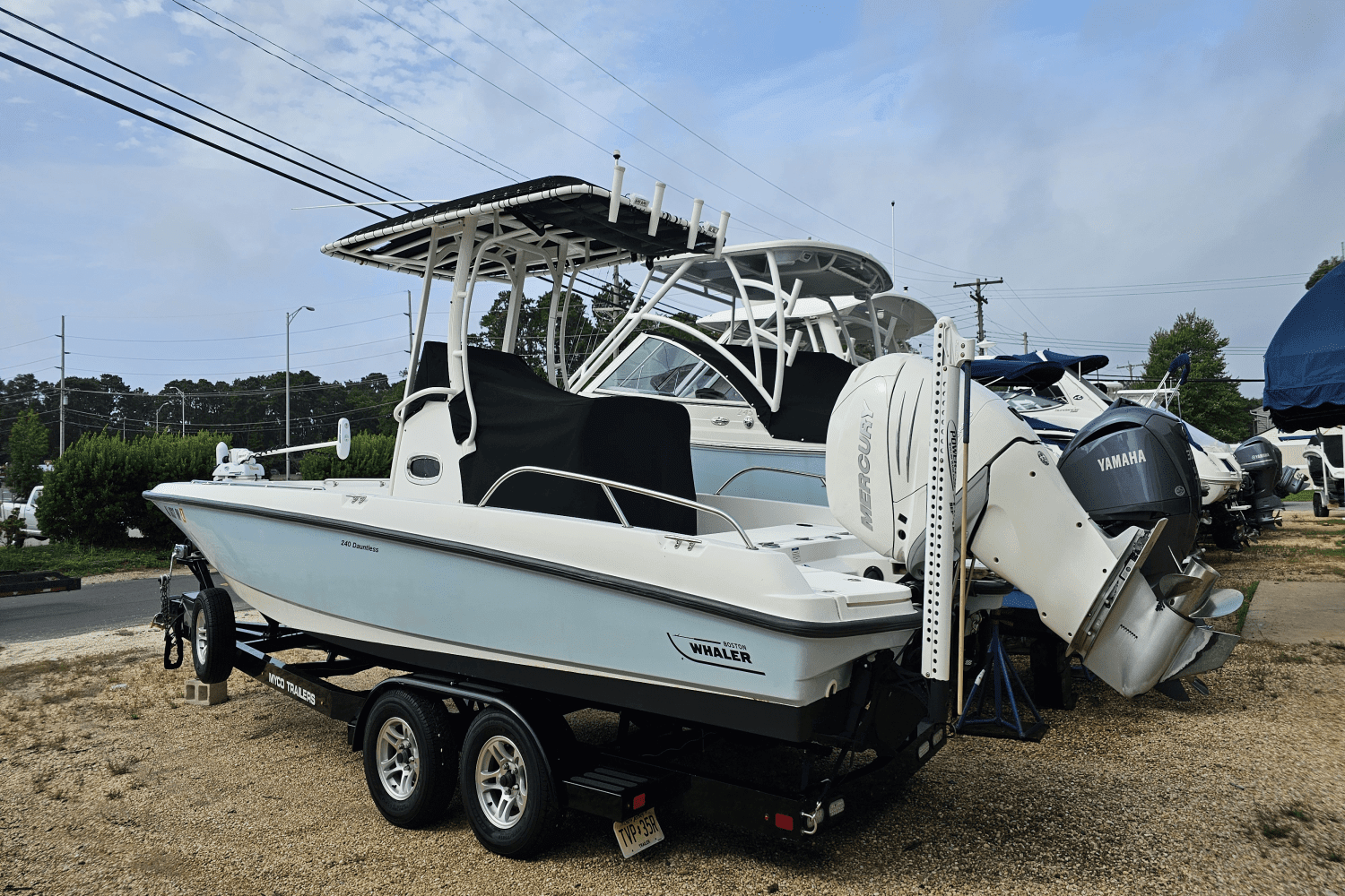 2016 Boston Whaler 240 DAUNTLESS Image Thumbnail #1