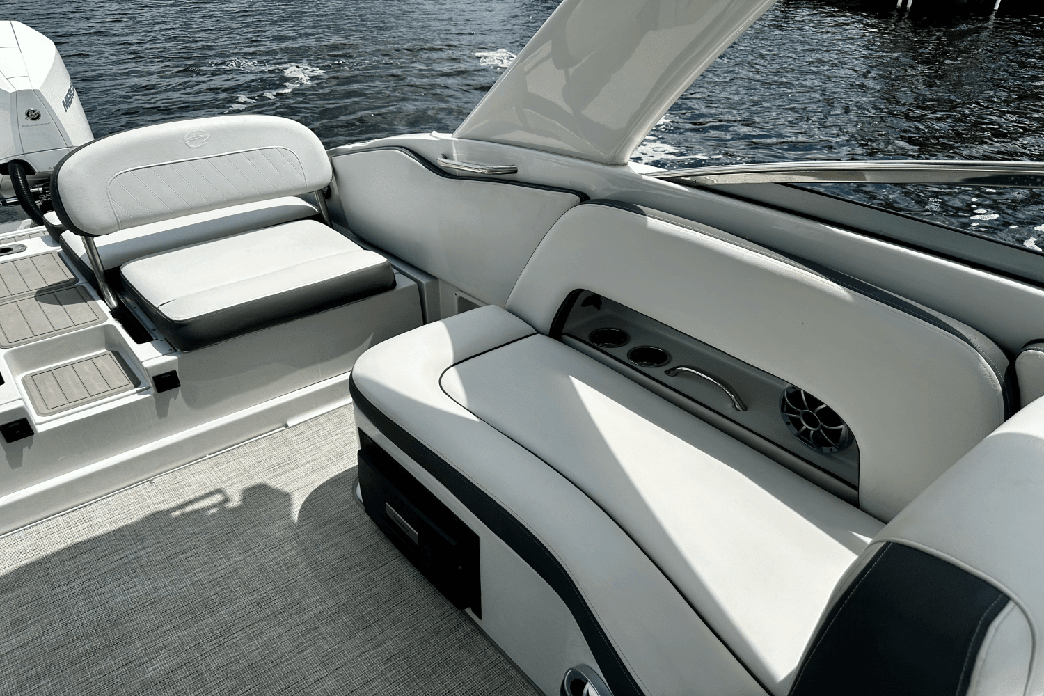 2021 Crownline E305 XS Image Thumbnail #17