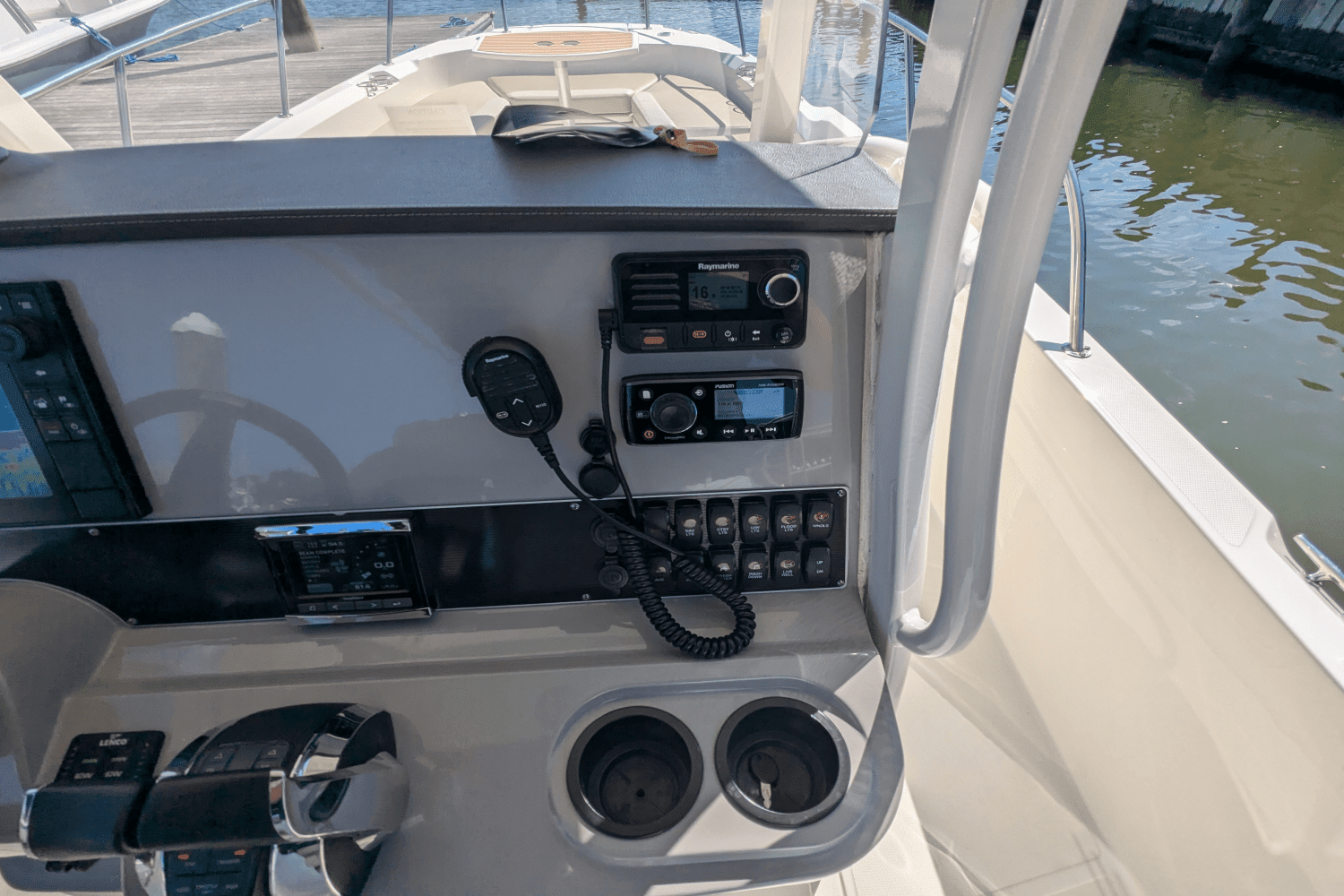 2017 Boston Whaler 27 DAUNTLESS Image Thumbnail #23