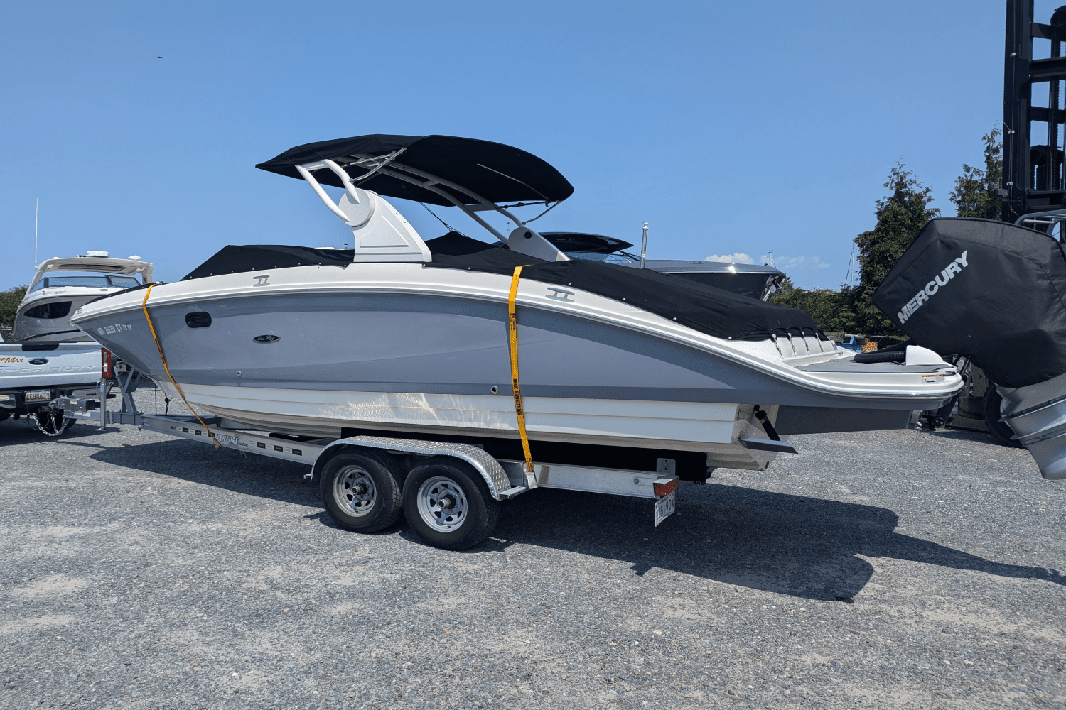 Thumbnail 2 for 2019 Sea Ray SDX 270 Outboard