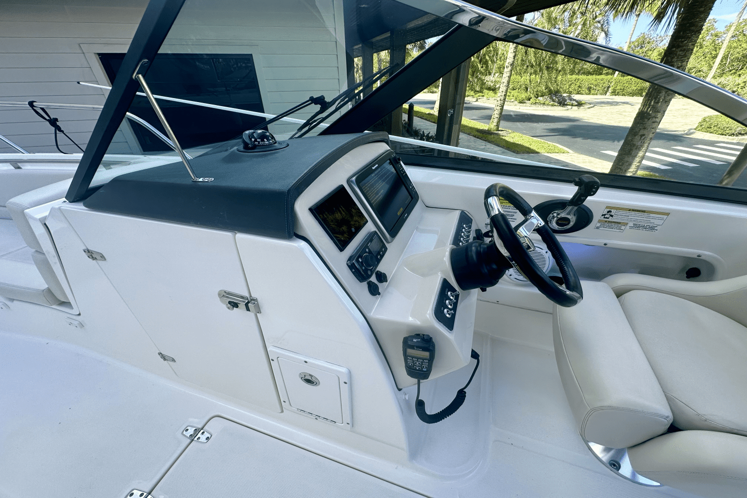 2015 Boston Whaler 230 VANTAGE Image Thumbnail #18