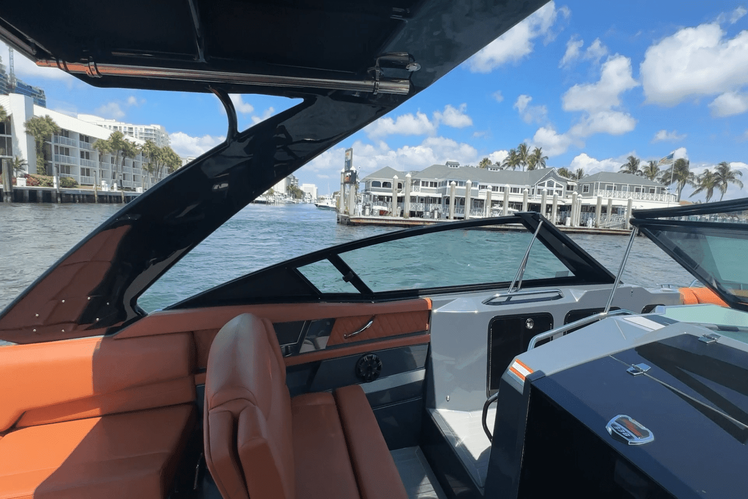 2022 Cruisers Yachts 338-OB SOUTH BEACH EDITION Image Thumbnail #30