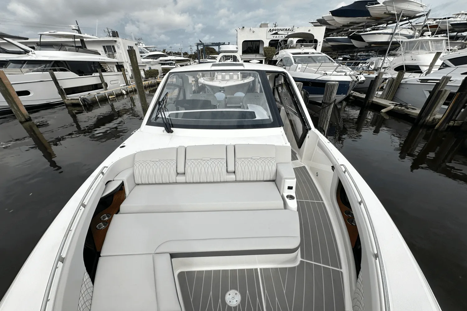 2025 Sea Ray Sundancer 370 Outboard Image Thumbnail #27