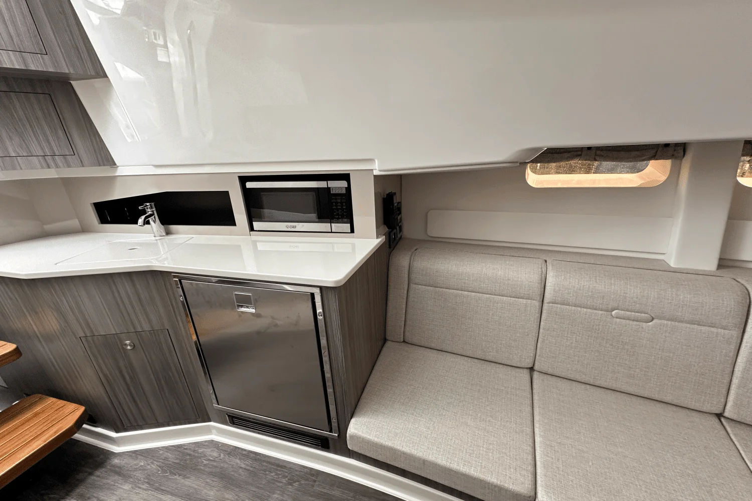 2025 Sea Ray Sundancer 370 Outboard Image Thumbnail #32