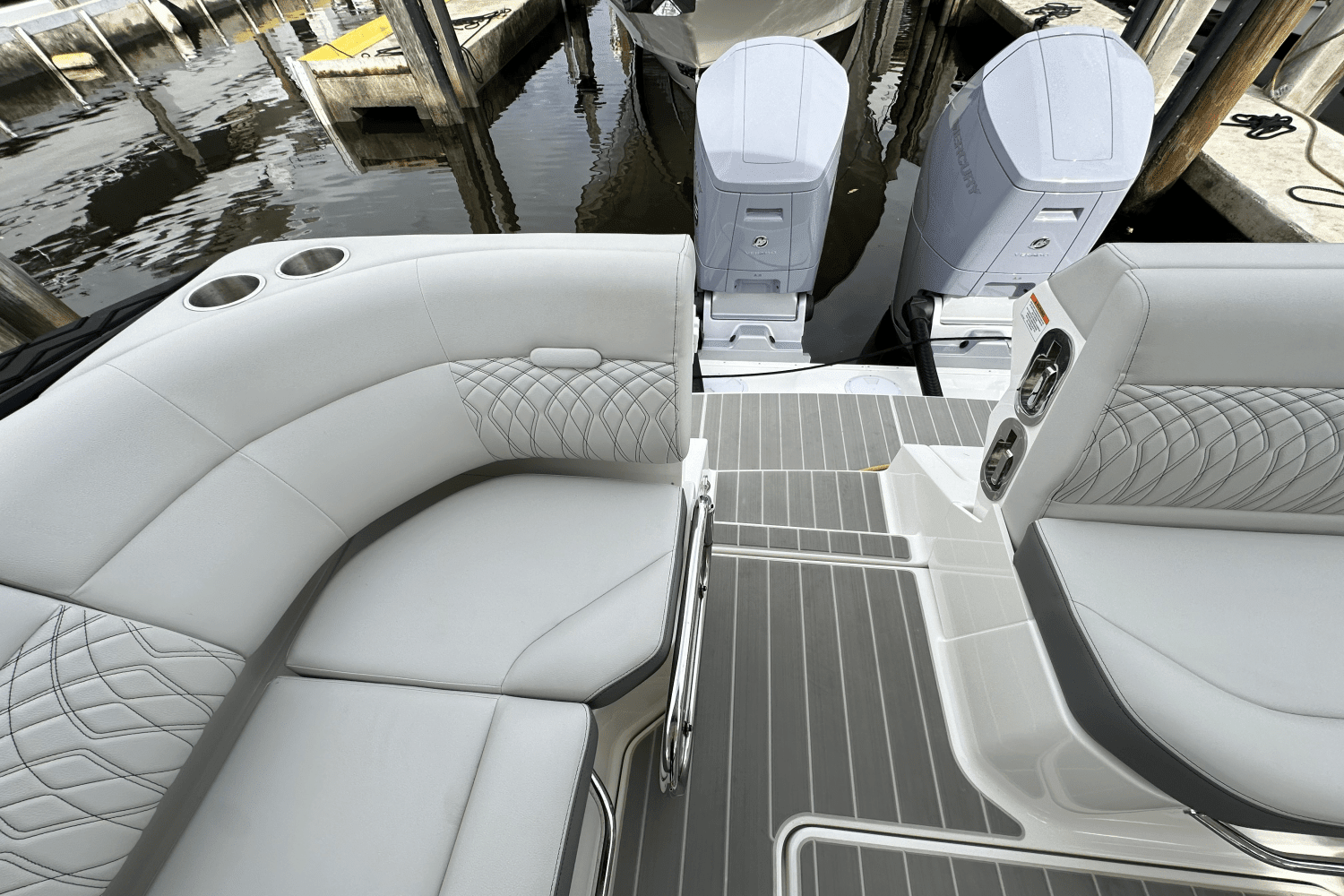 2025 Sea Ray Sundancer 370 Outboard Image Thumbnail #20