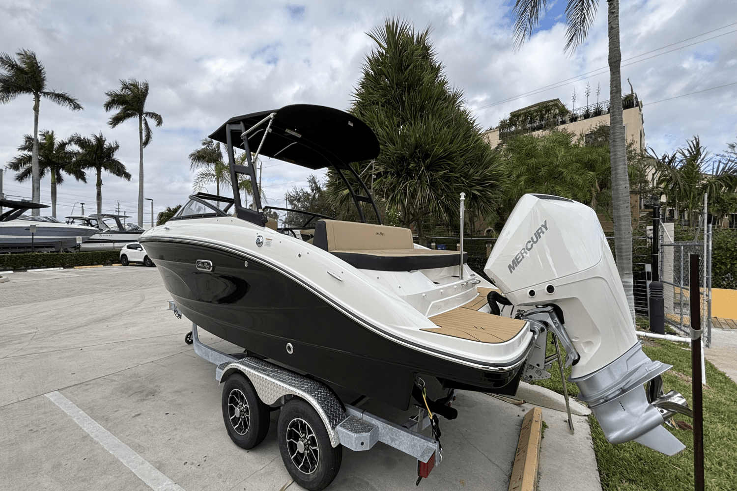 2025 Sea Ray SPX 210 Outboard Image Thumbnail #4