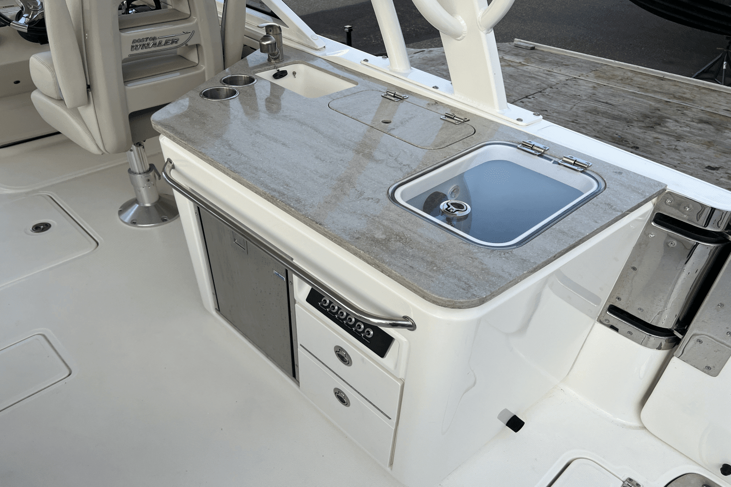 2016 Boston Whaler 320 VANTAGE Image Thumbnail #11