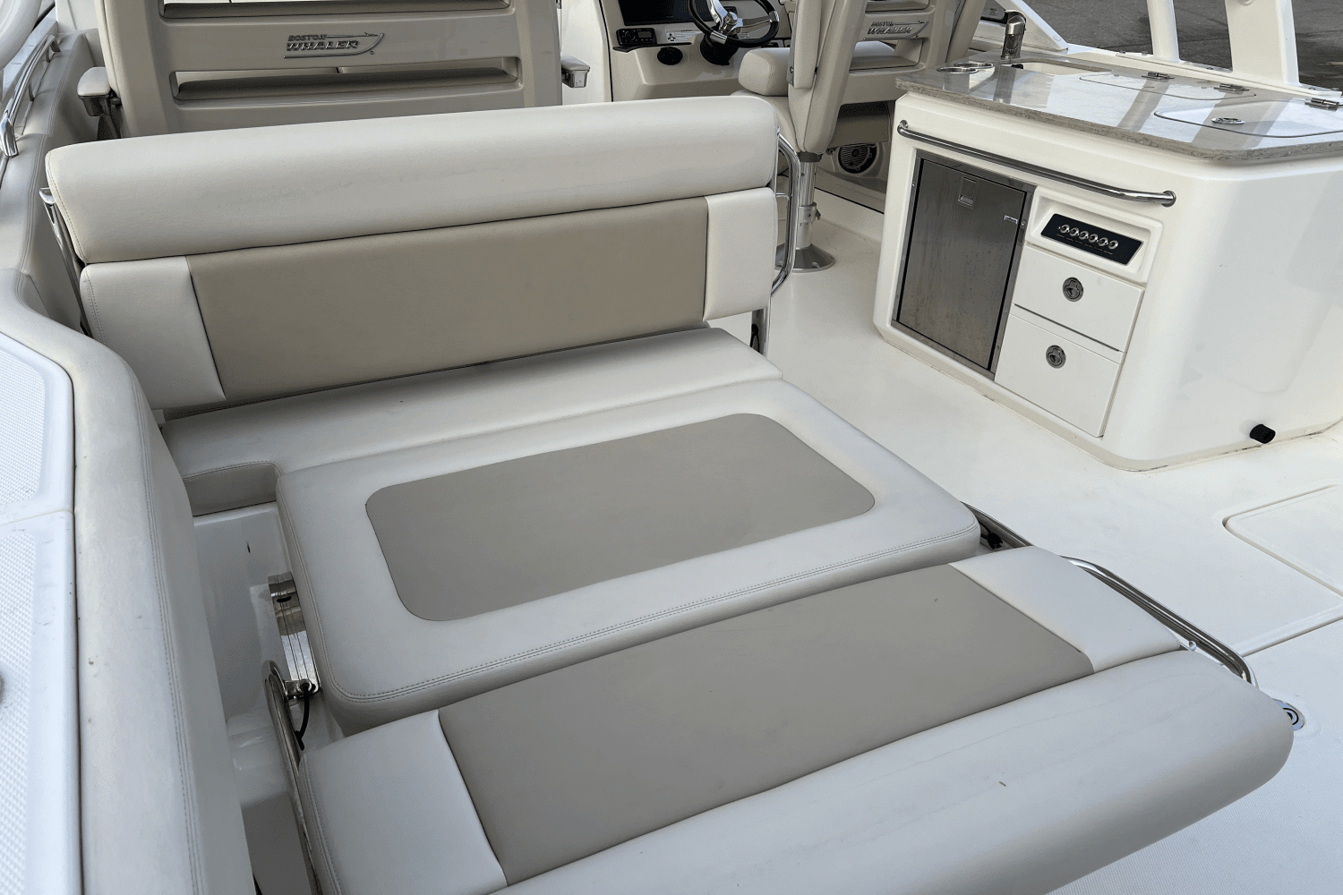 2016 Boston Whaler 320 VANTAGE Image Thumbnail #4