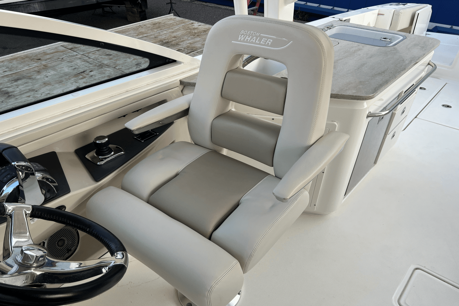 2016 Boston Whaler 320 VANTAGE Image Thumbnail #15