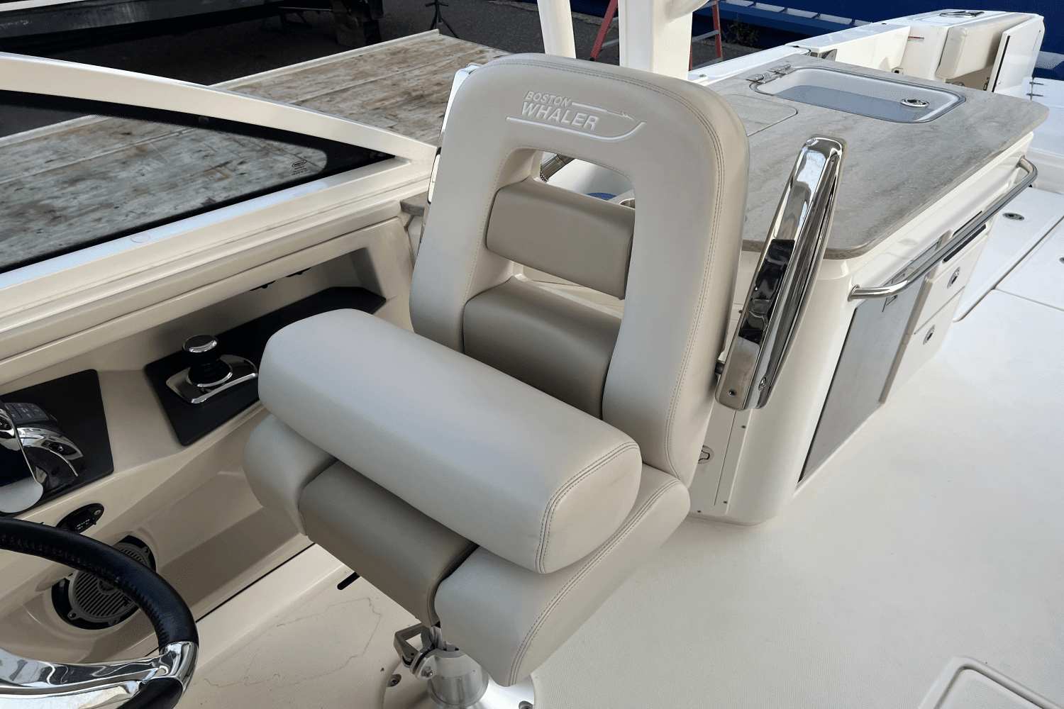 2016 Boston Whaler 320 VANTAGE Image Thumbnail #16