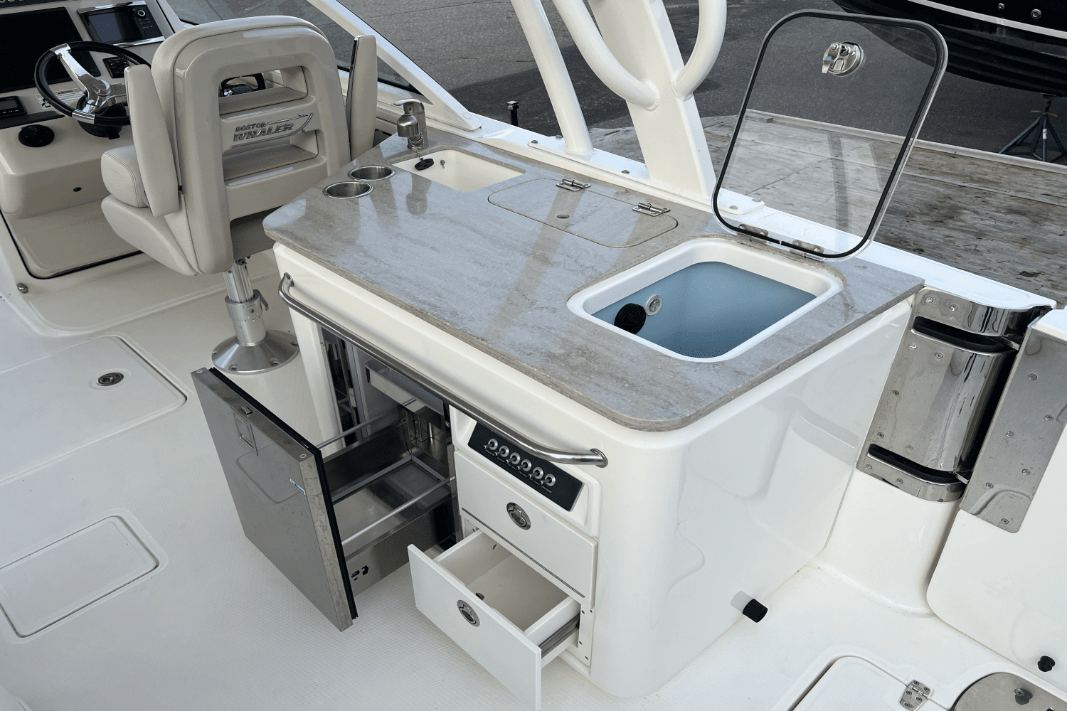 2016 Boston Whaler 320 VANTAGE Image Thumbnail #12