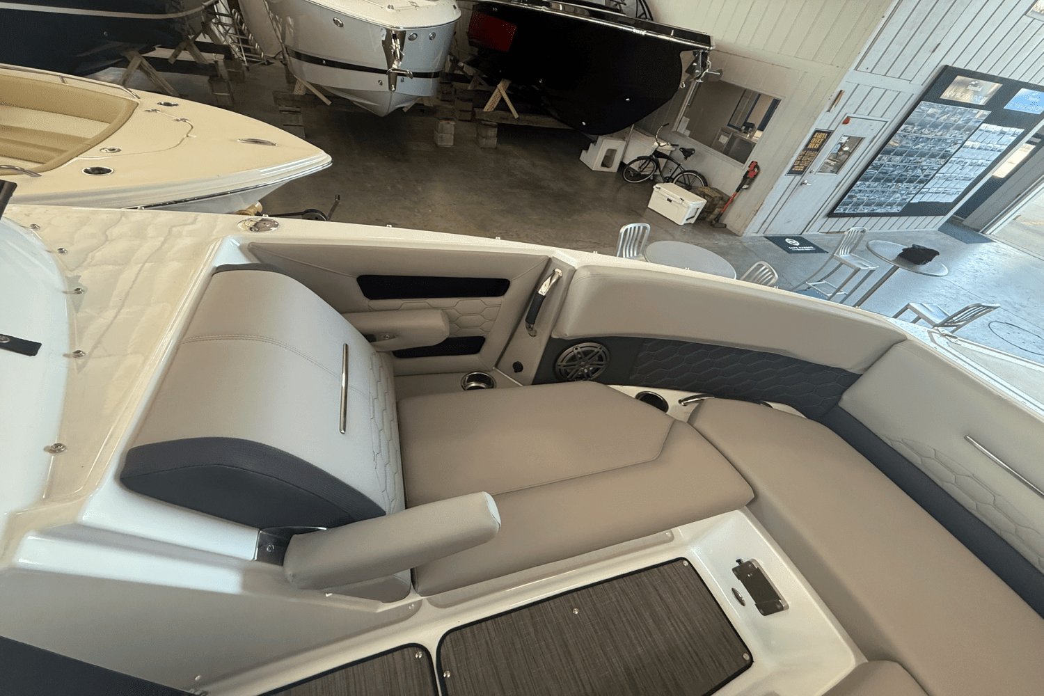 2025 Four Winns H6 Image Thumbnail #5