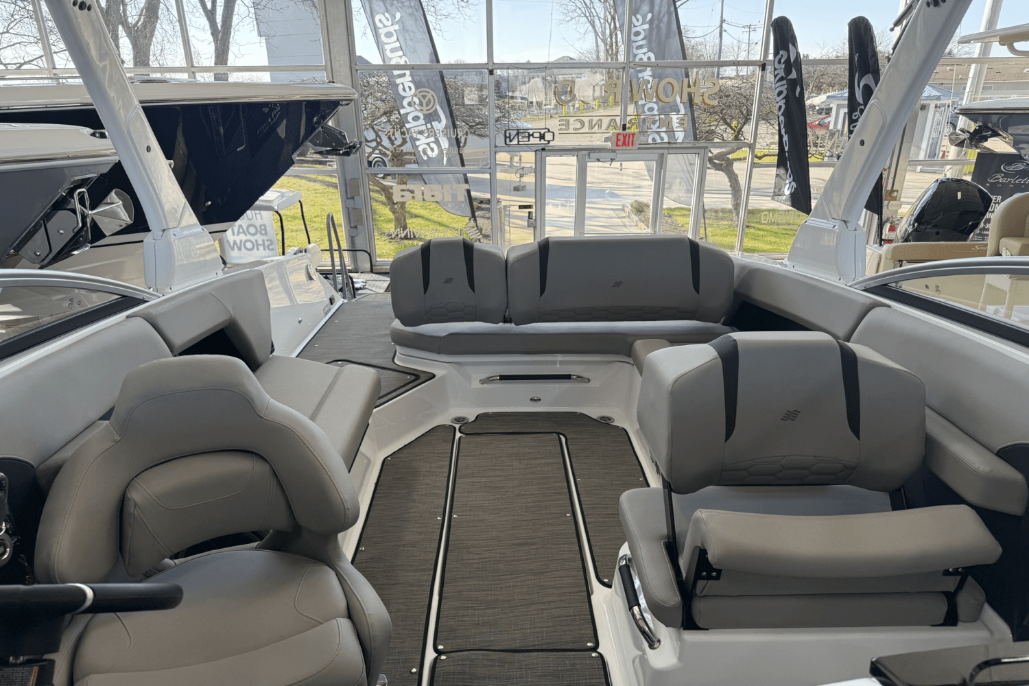 2025 Four Winns
                                                             H6 Image Thumbnail #9