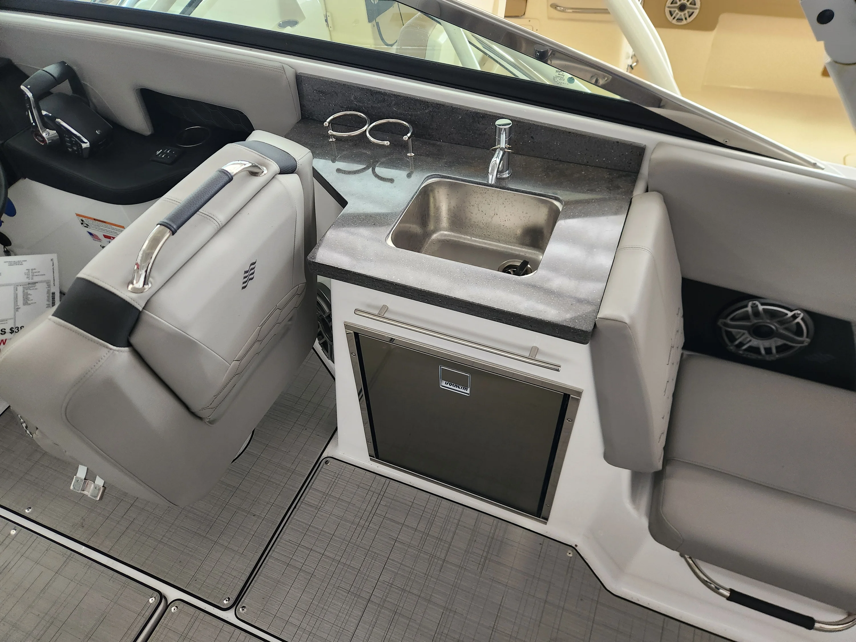 2025 Four Winns H9 OB Image Thumbnail #7