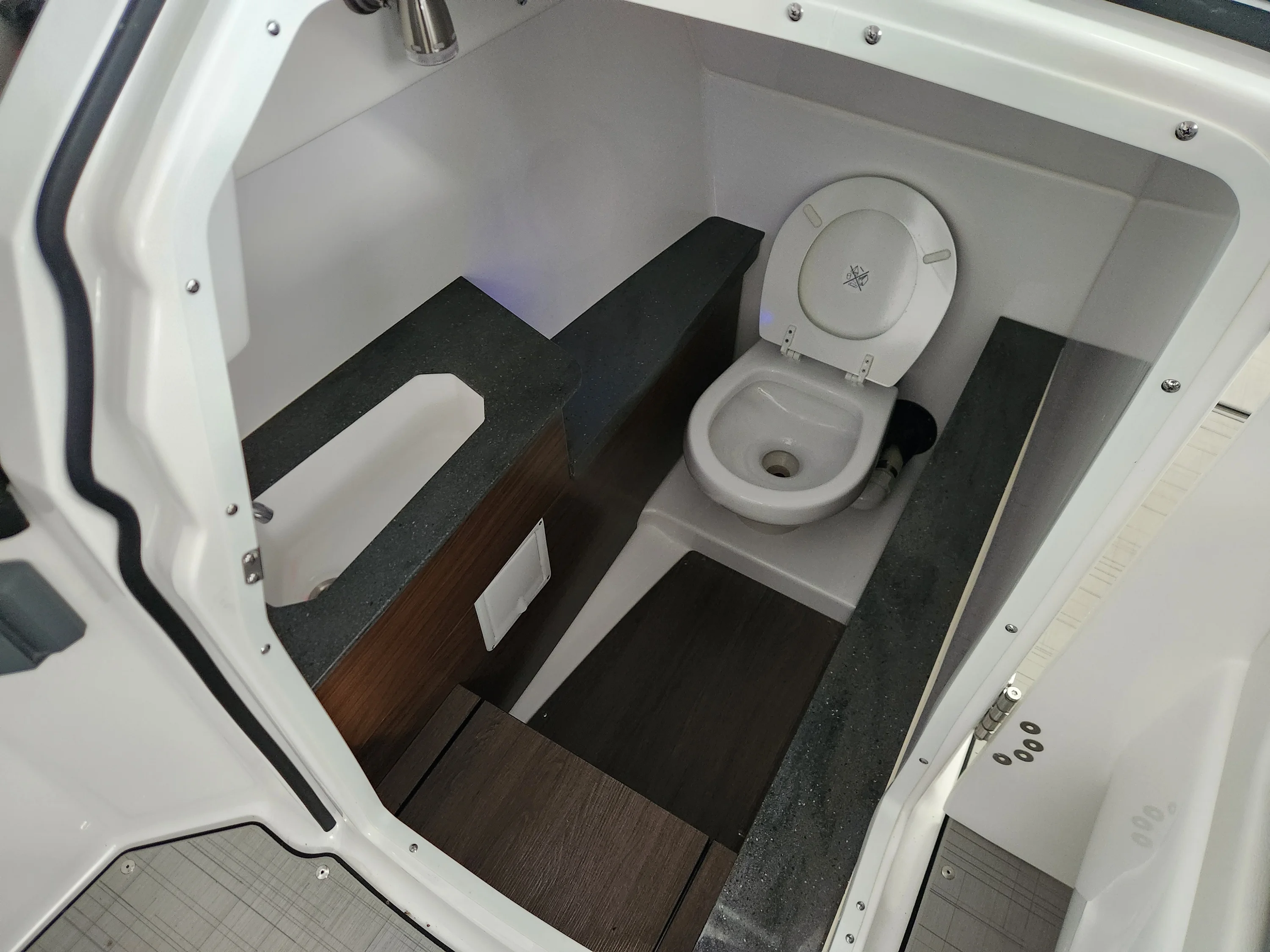 2025 Four Winns H9 OB Image Thumbnail #13