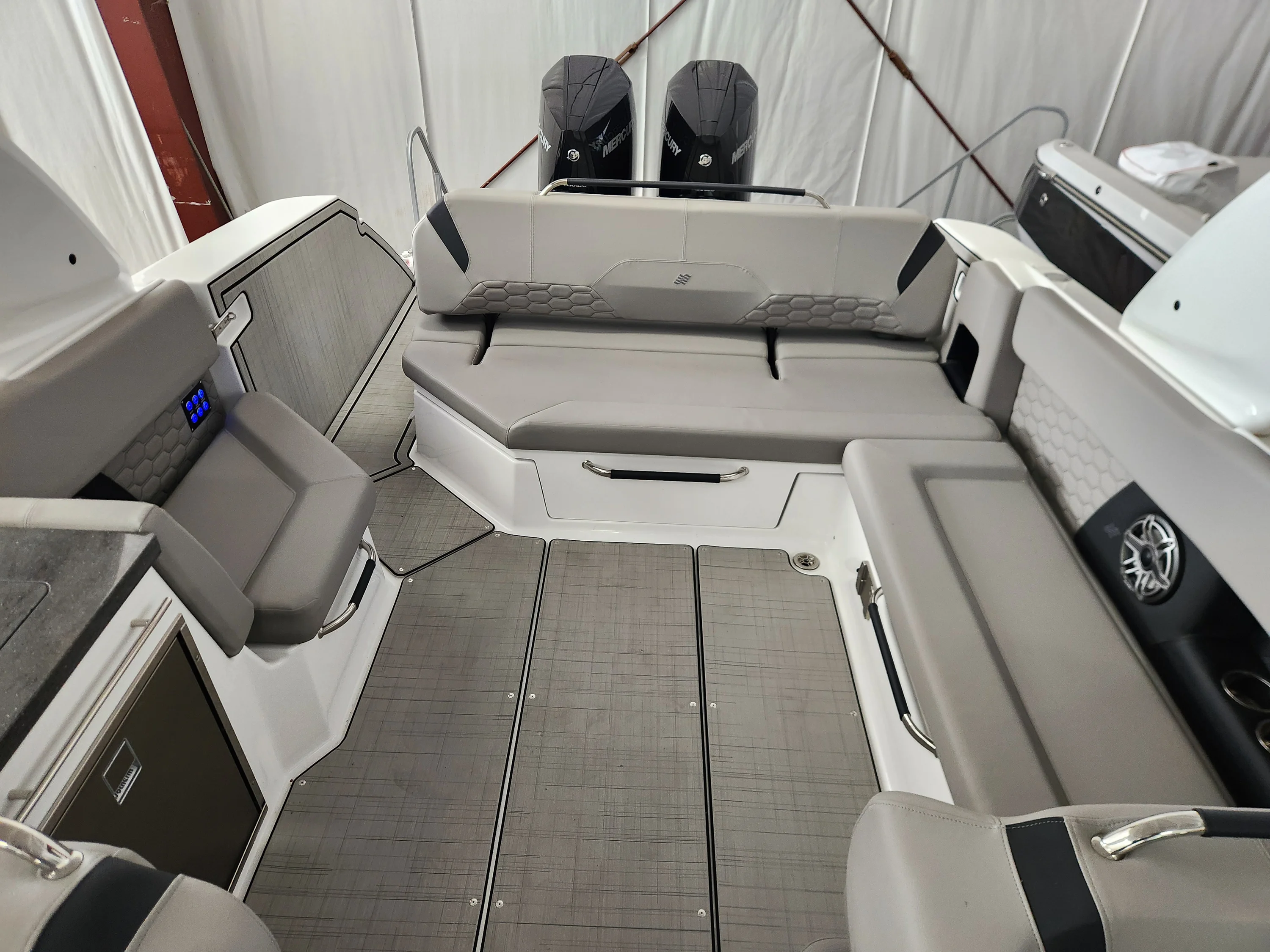 2025 Four Winns H9 OB Image Thumbnail #5