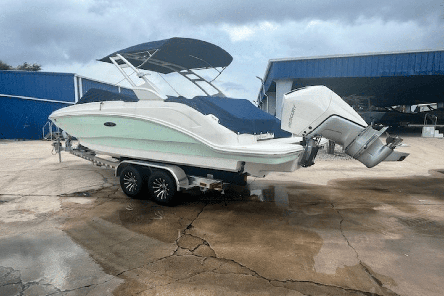 Thumbnail 3 for 2022 Sea Ray SDX 250 Outboard